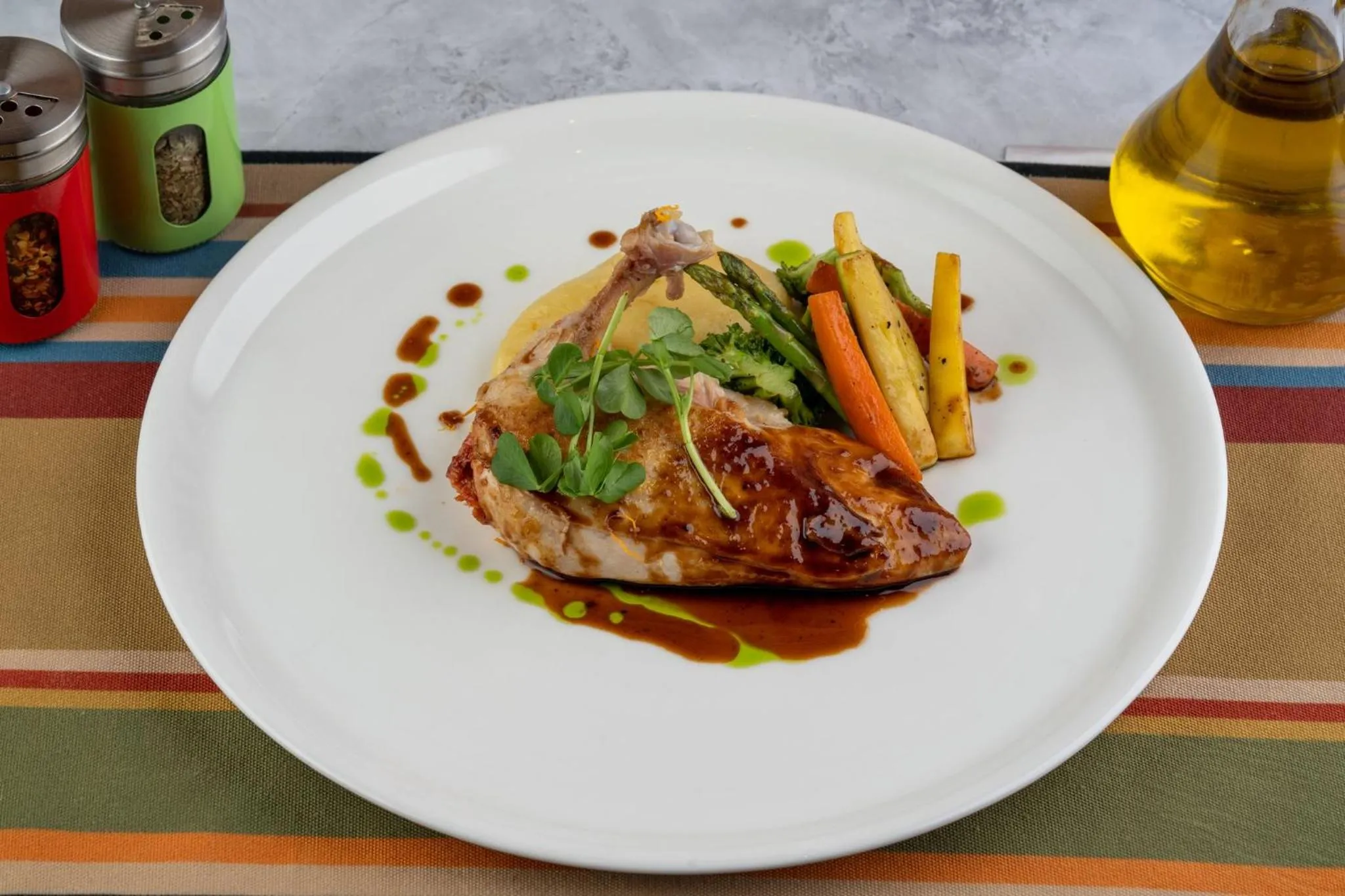 Restaurant/places to eat in Holiday Inn New Delhi Aerocity by IHG