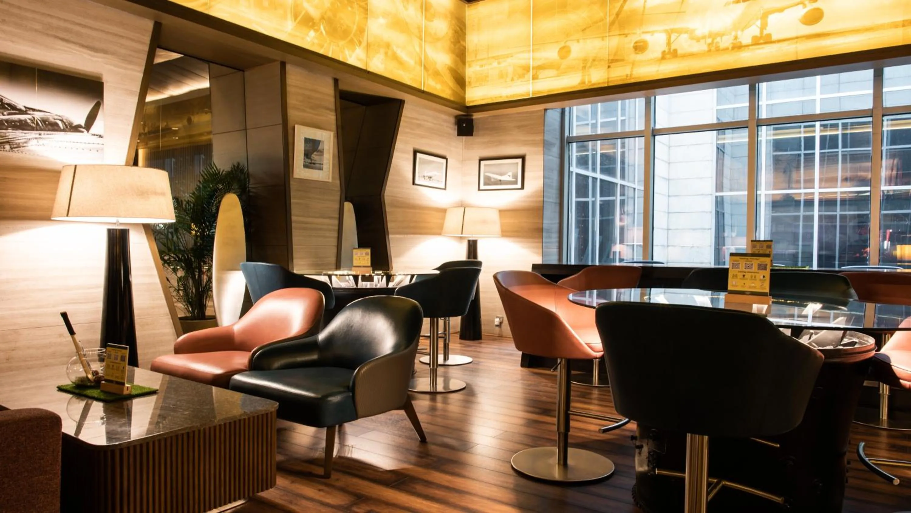 Lounge or bar in Holiday Inn New Delhi Aerocity by IHG