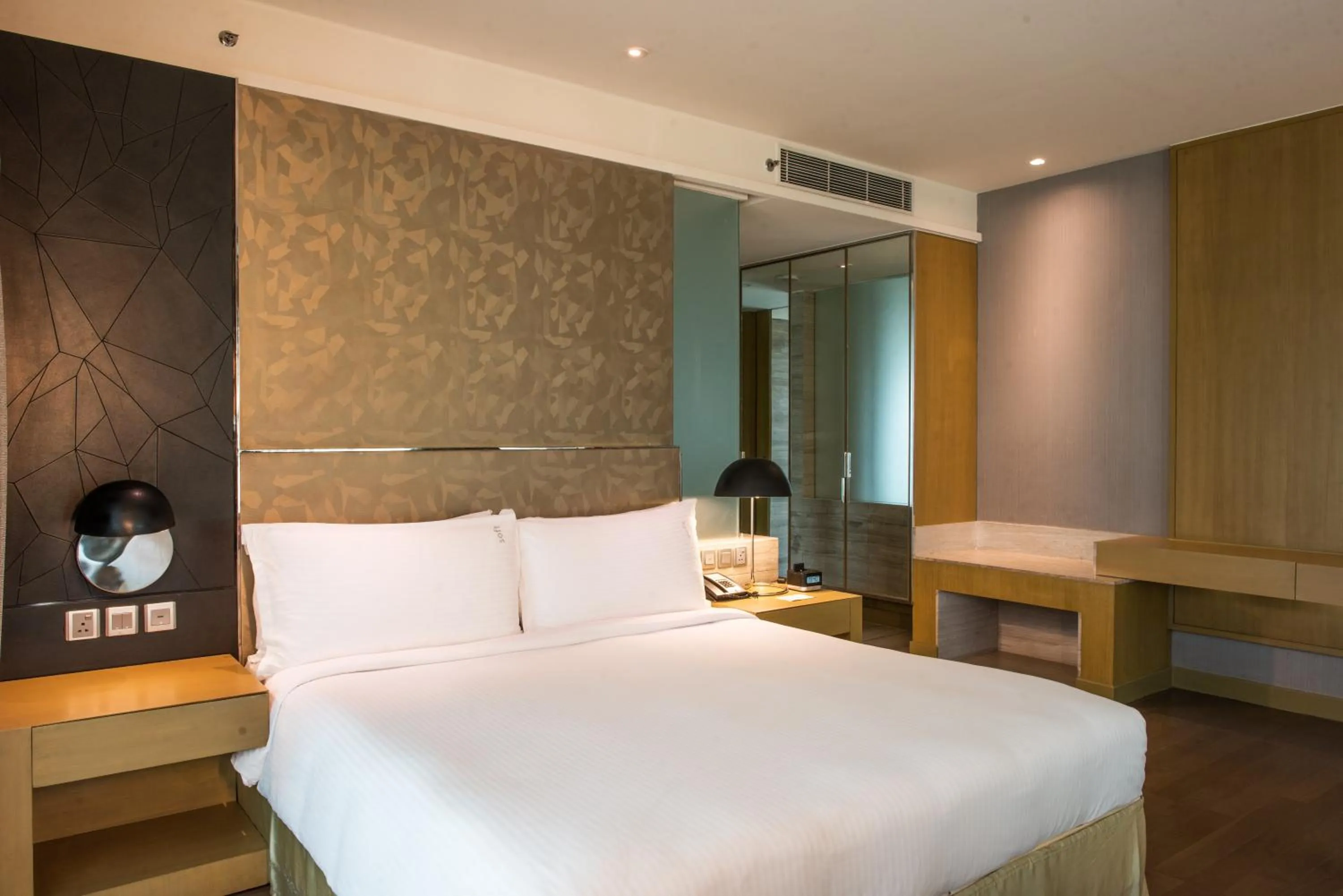 Bed in Holiday Inn New Delhi Aerocity by IHG