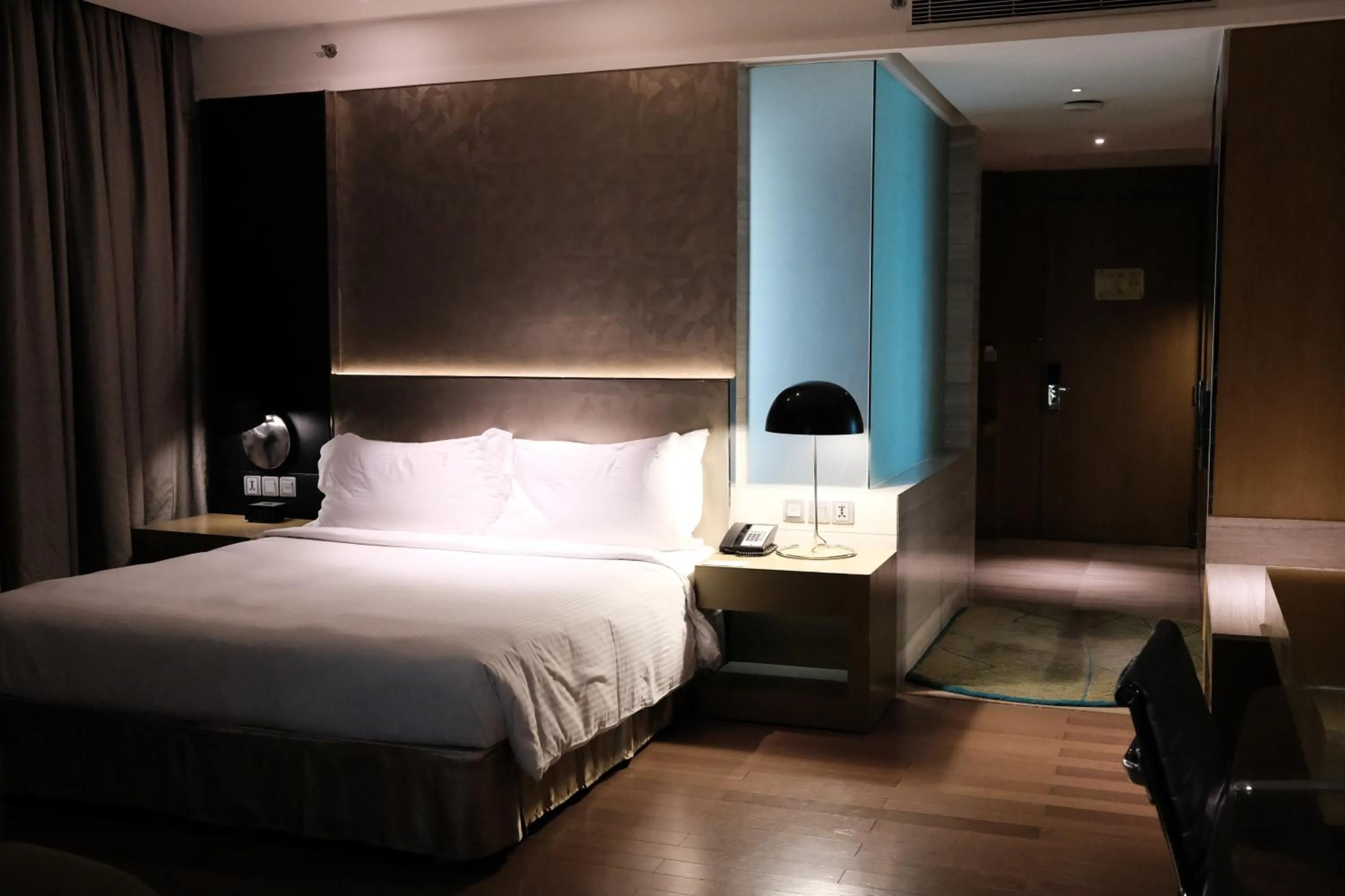 Bed in Holiday Inn New Delhi Aerocity by IHG