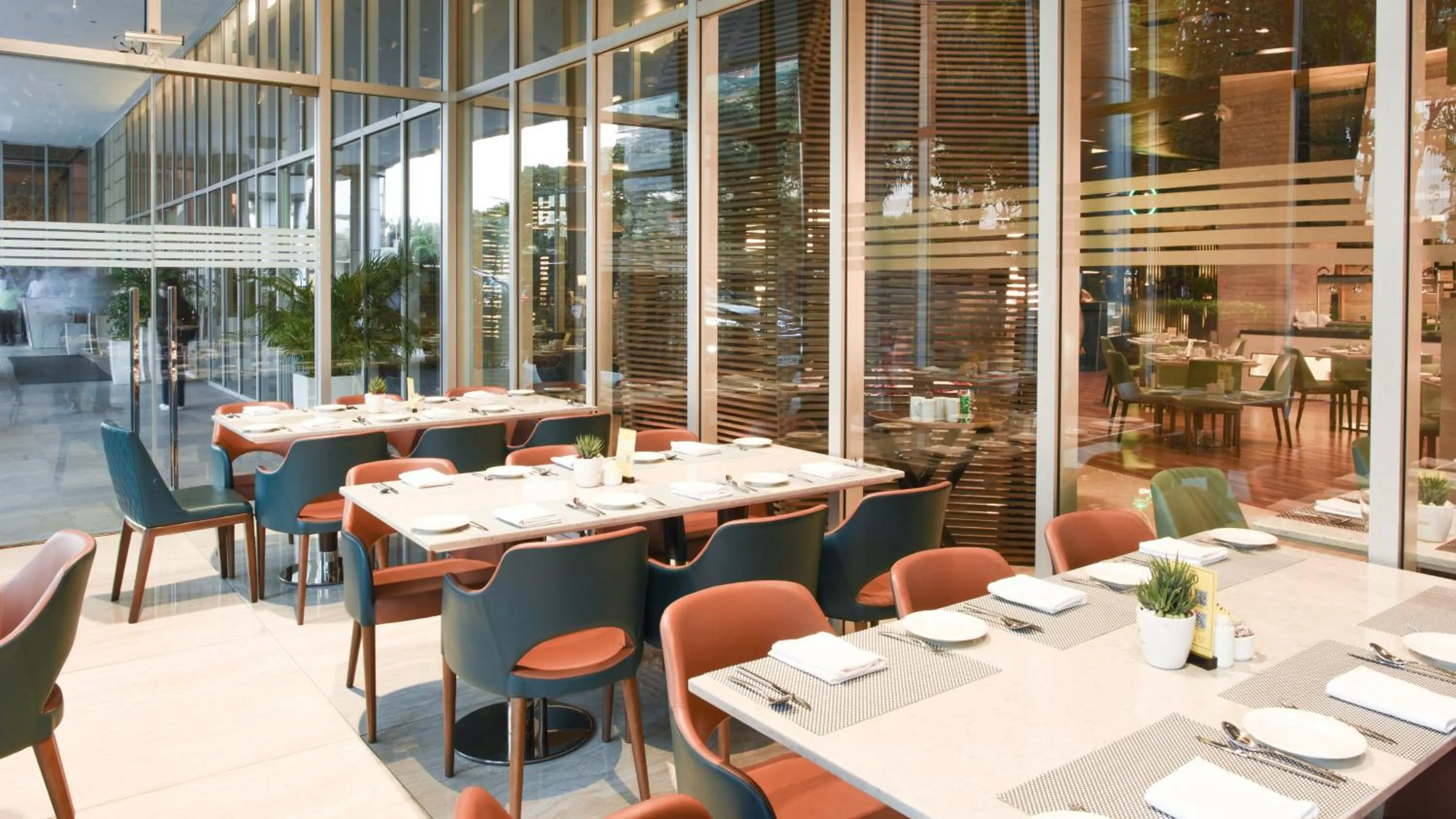 Restaurant/places to eat in Holiday Inn New Delhi Aerocity by IHG