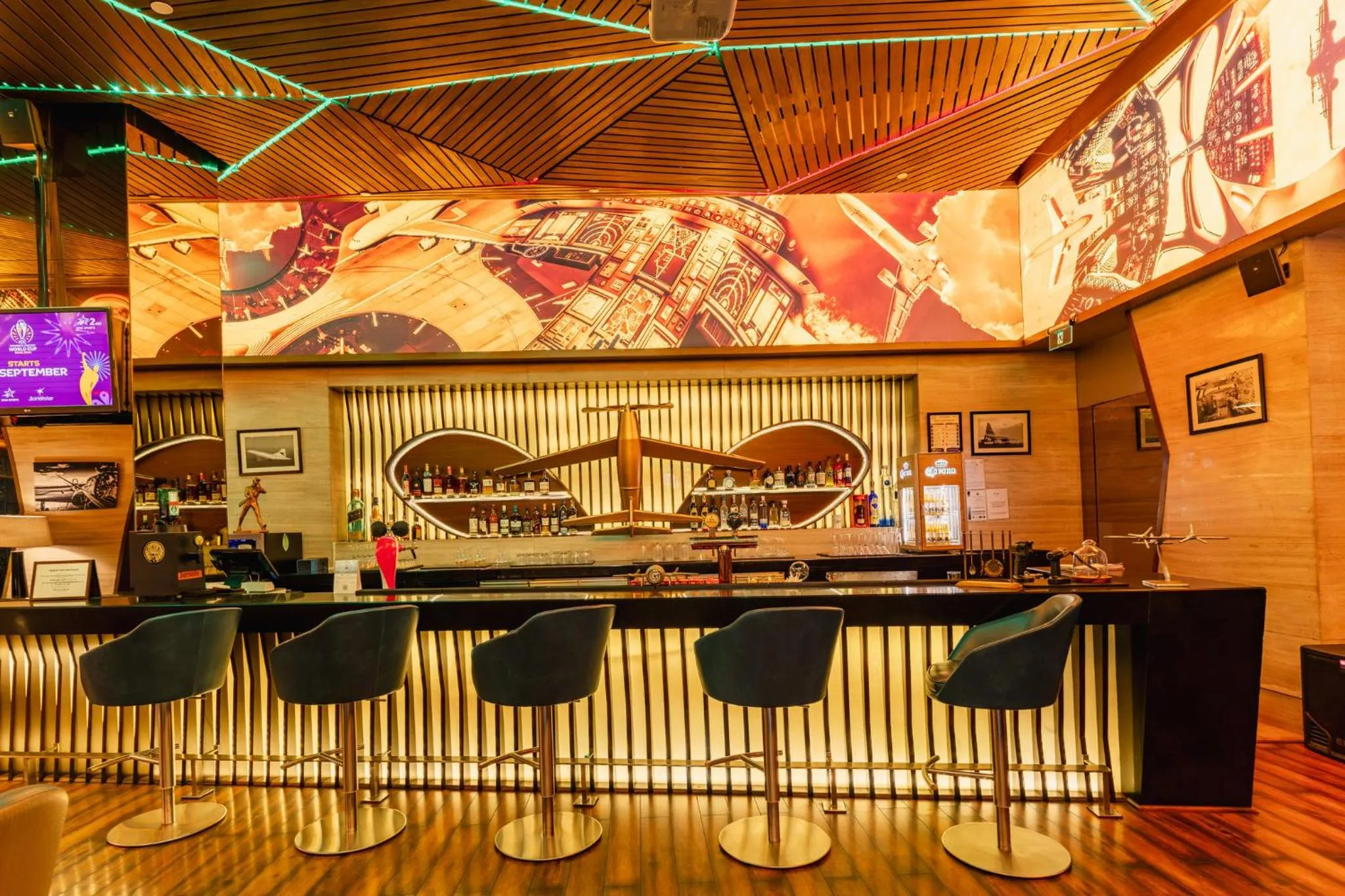 Lounge or bar in Holiday Inn New Delhi Aerocity by IHG