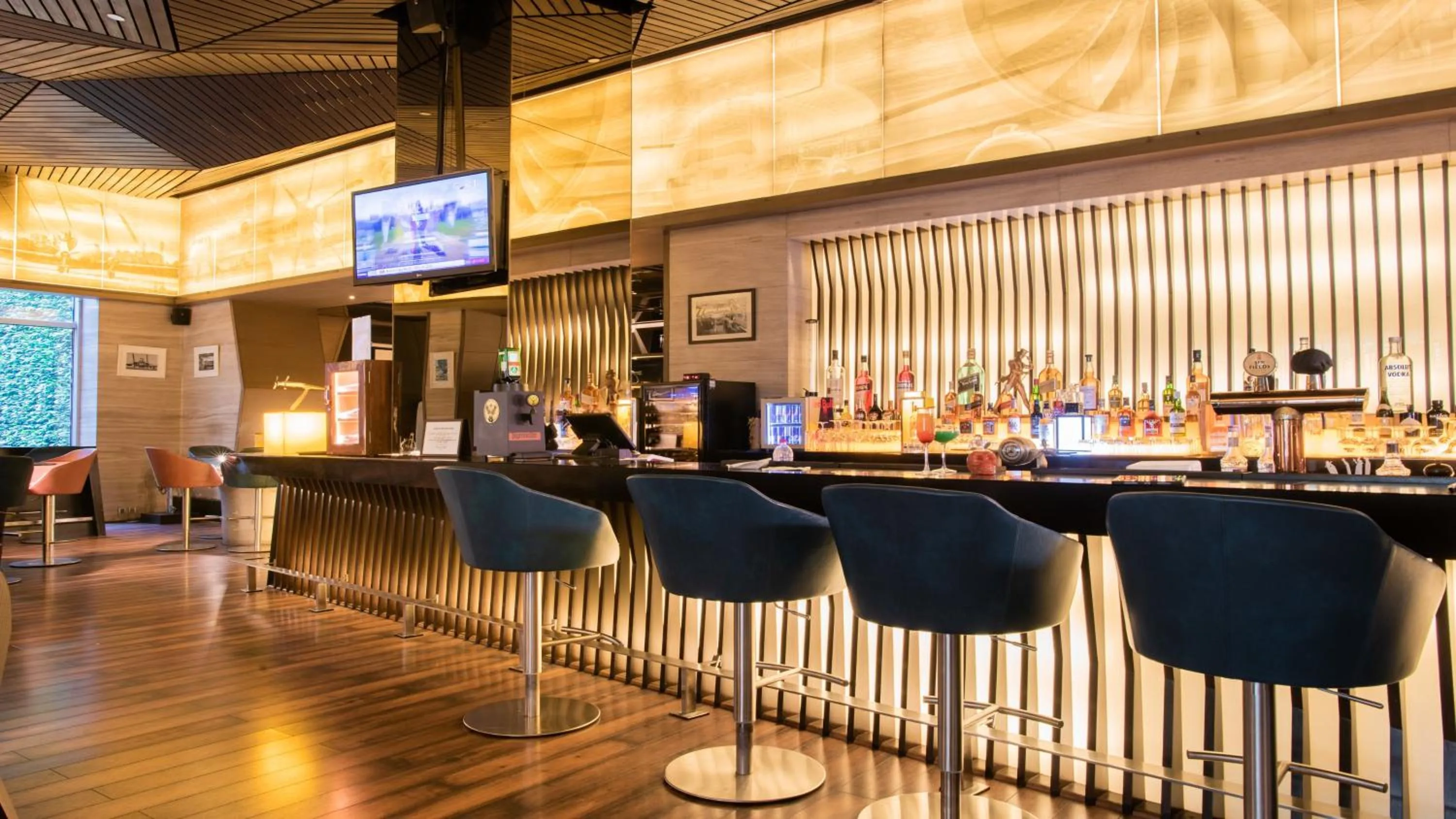 Lounge or bar in Holiday Inn New Delhi Aerocity by IHG