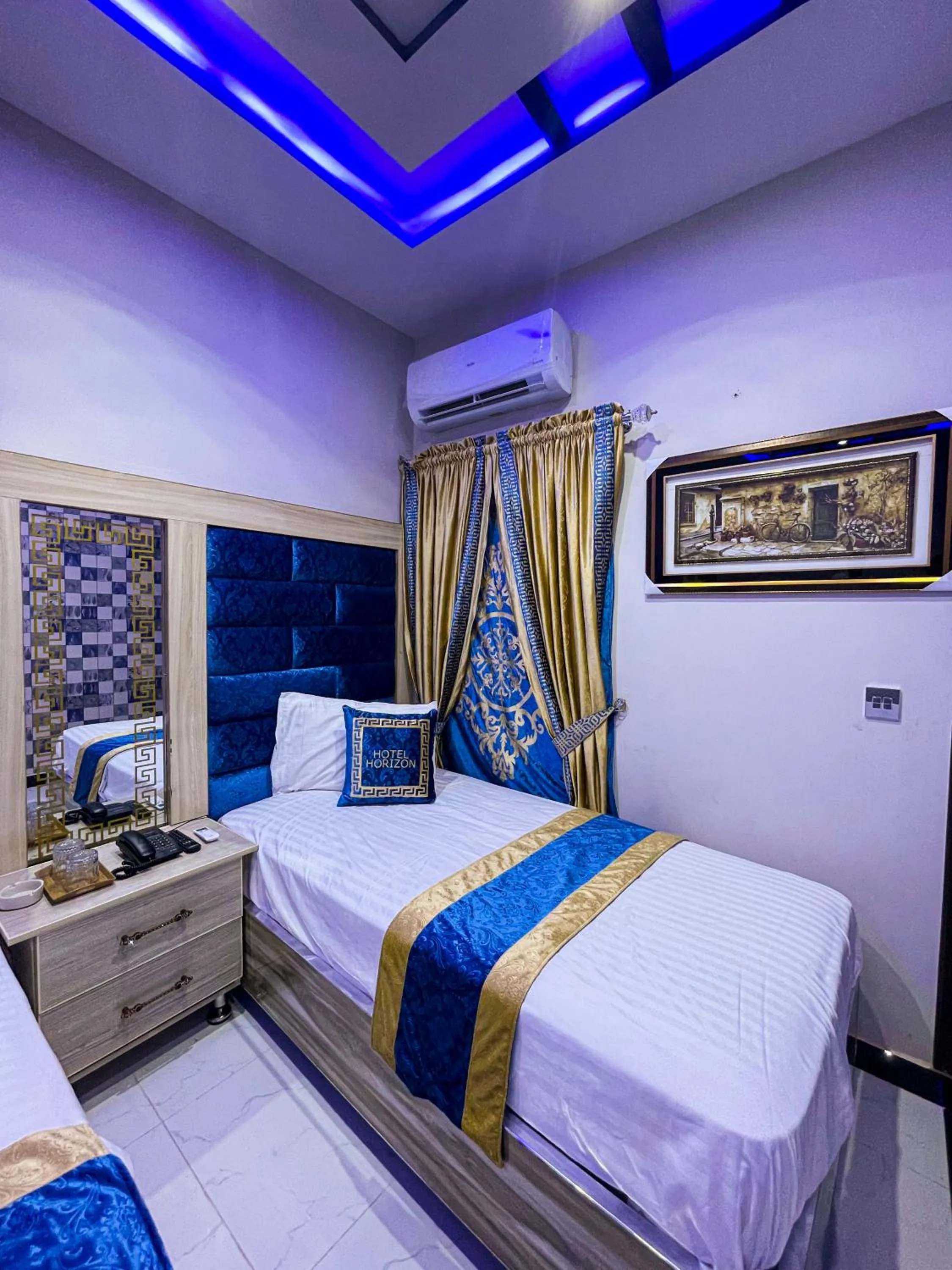 Bedroom, Bed in Horizon Hotel