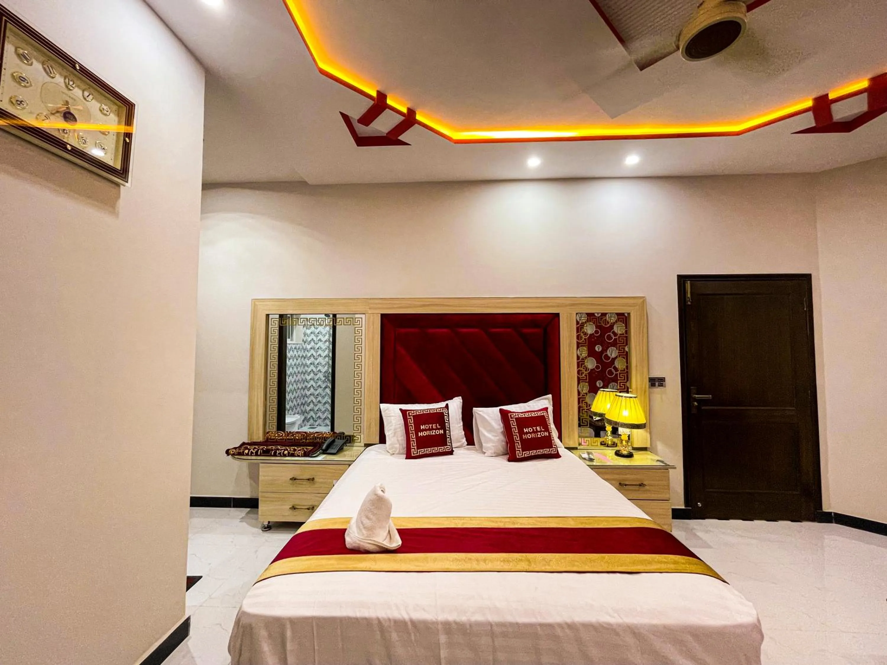 Bedroom, Bed in Horizon Hotel