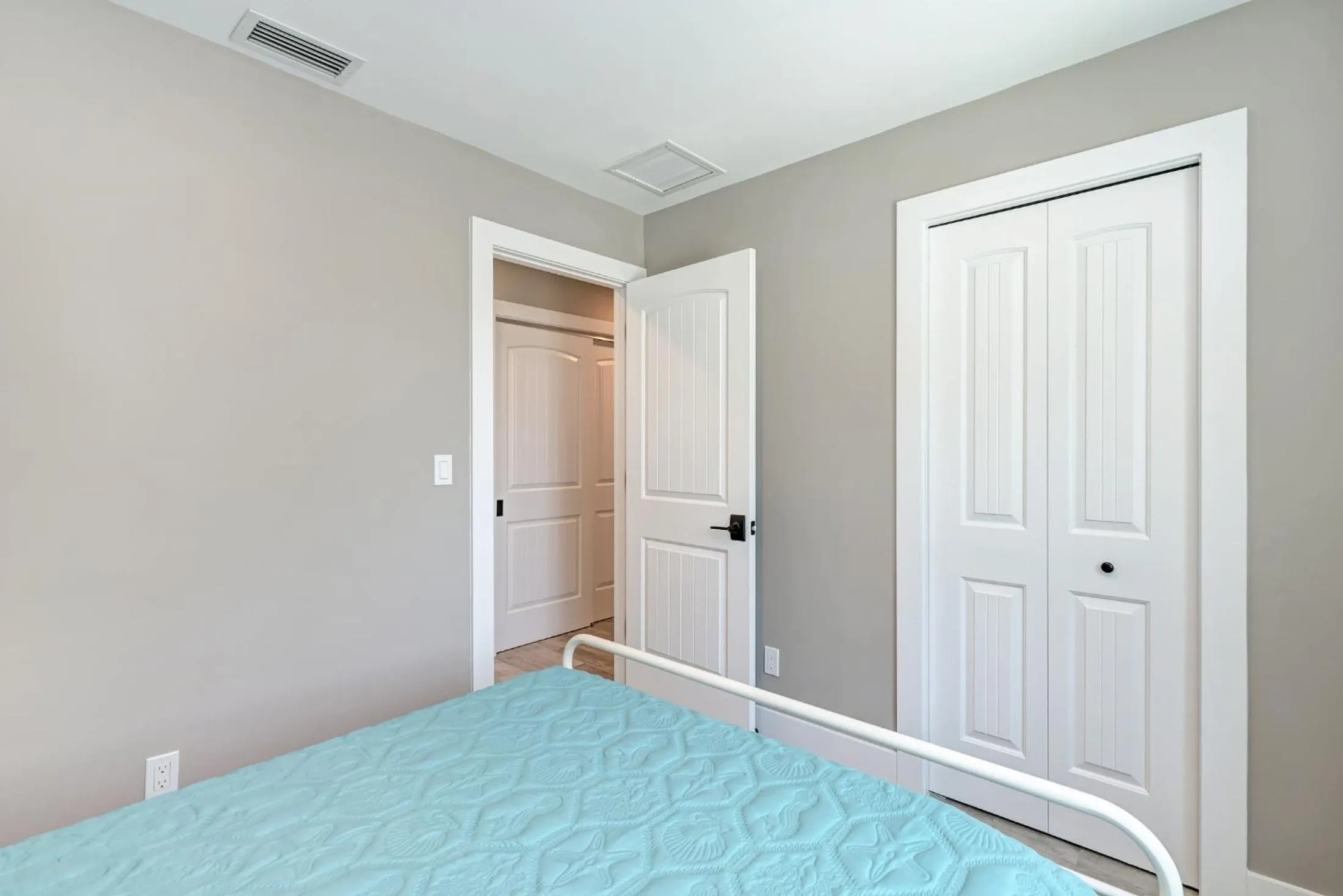 Property building, Bed in Ami Gulf Lookout-Views Of The Gulf From Every Room-Rooftop Terrace