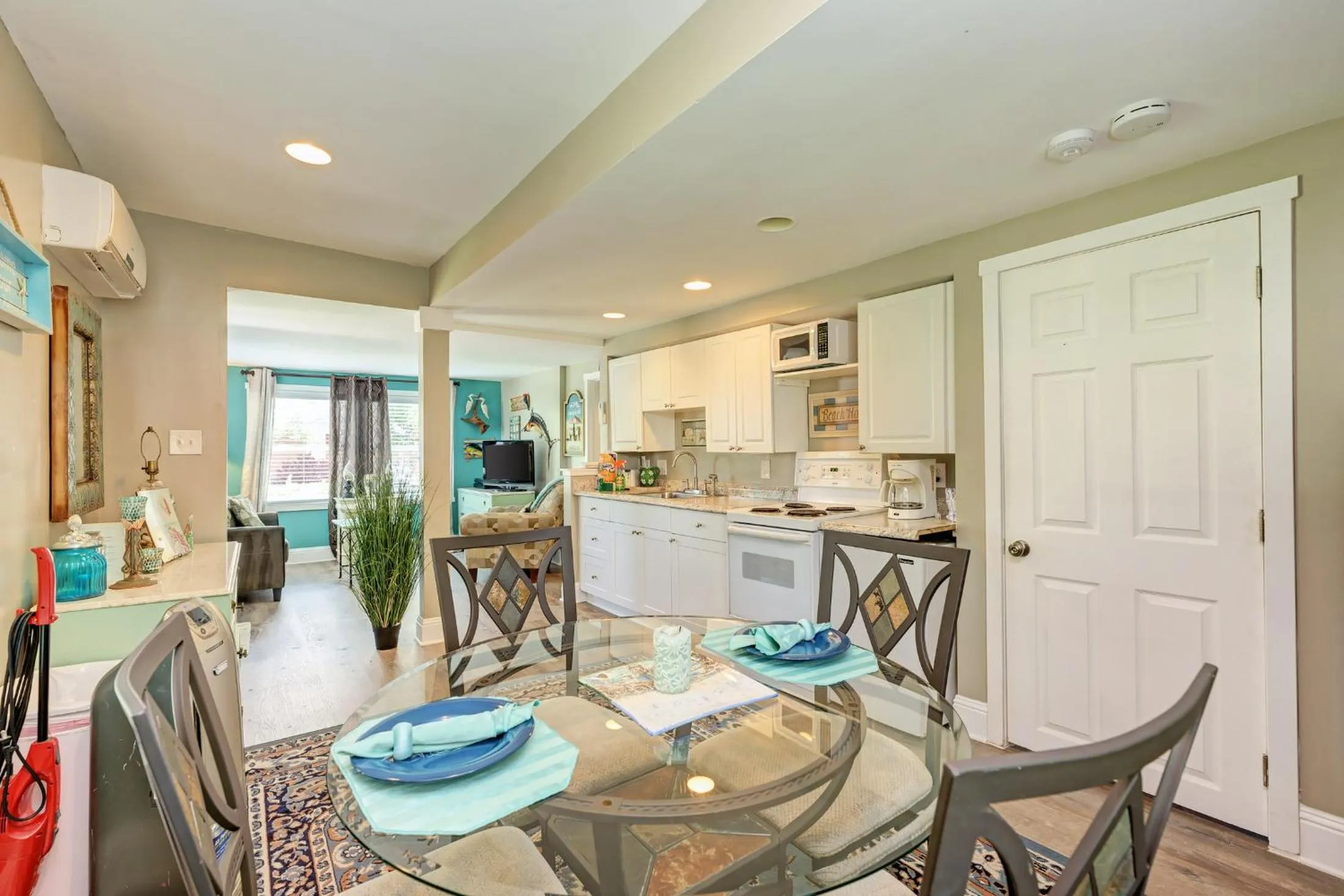 Property building in Ami Lighthouse Cottage-One Minute Walk To The Beach-Keyless Locks