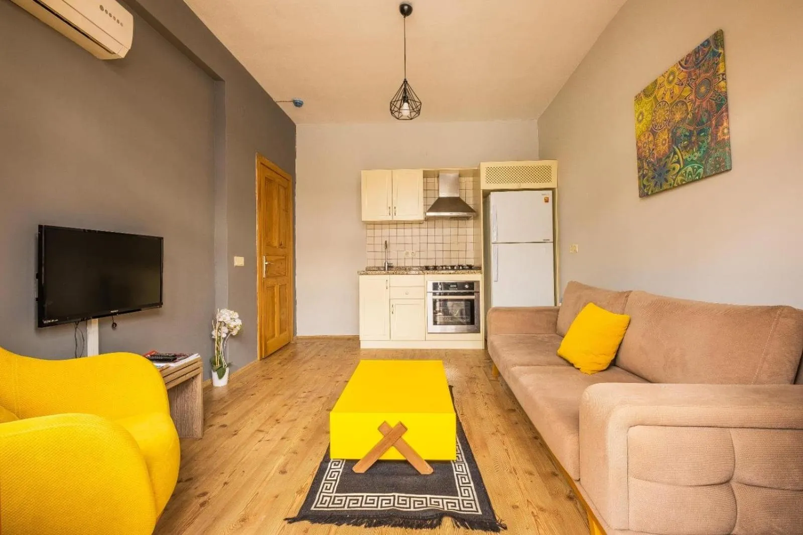 TV and multimedia in Old Town Deluxe Flats