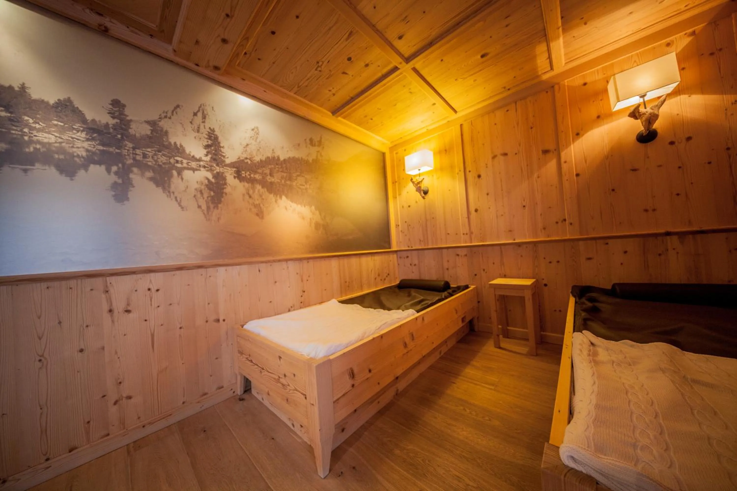 Swimming pool, Bed in Villa Flora Mountain Lodges