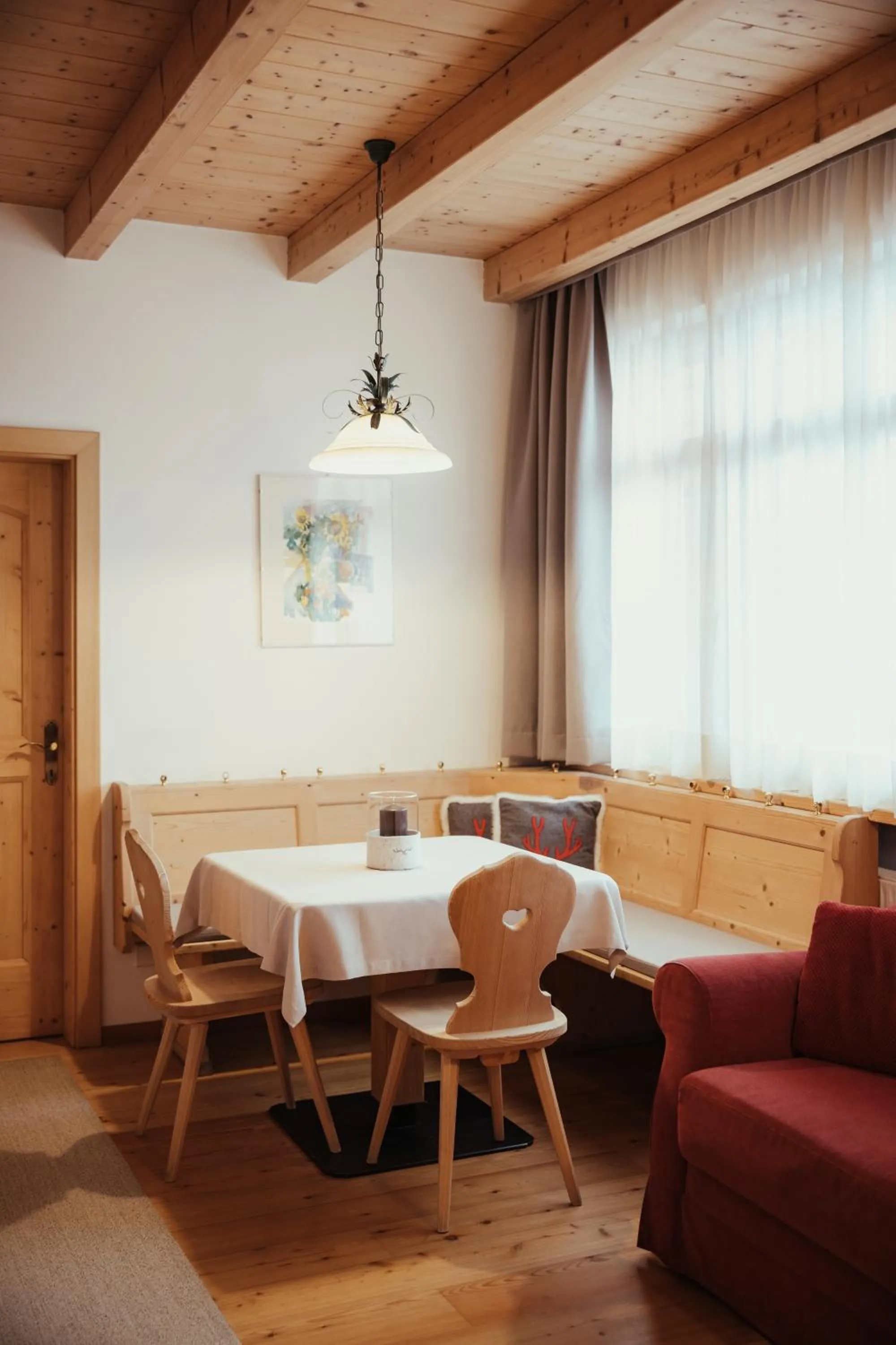 Dining area in Villa Flora Mountain Lodges