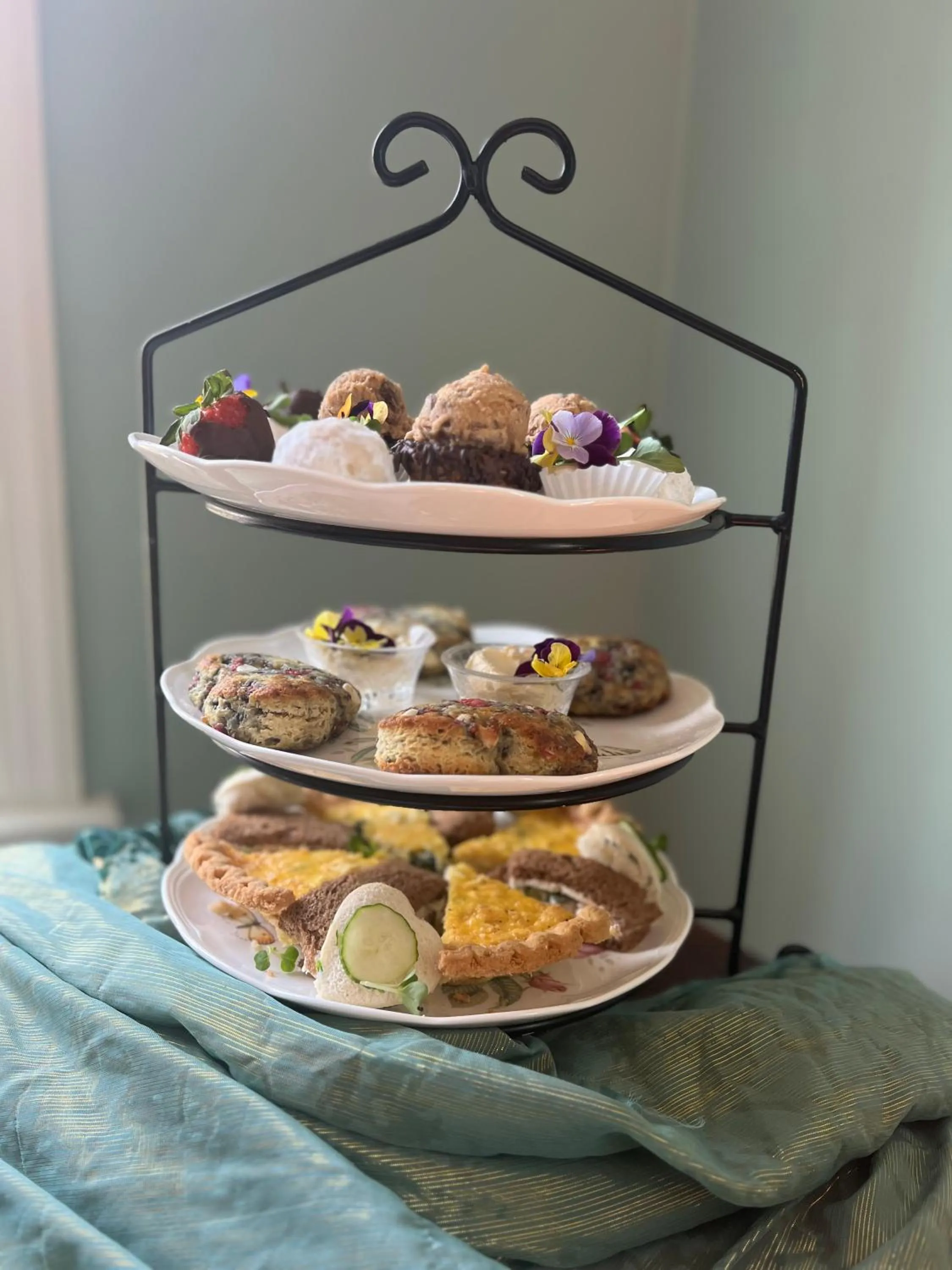 Dining area in Colonial Gardens B & B