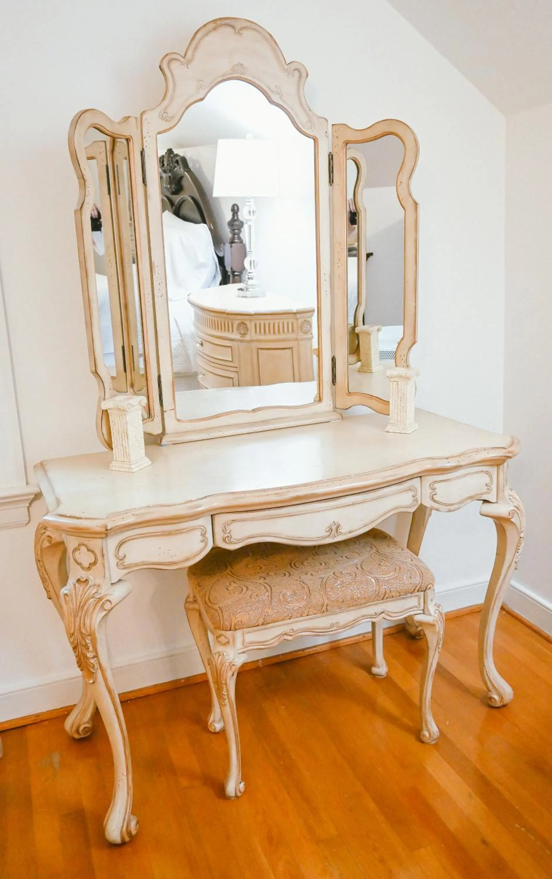 Decorative detail in Colonial Gardens B & B