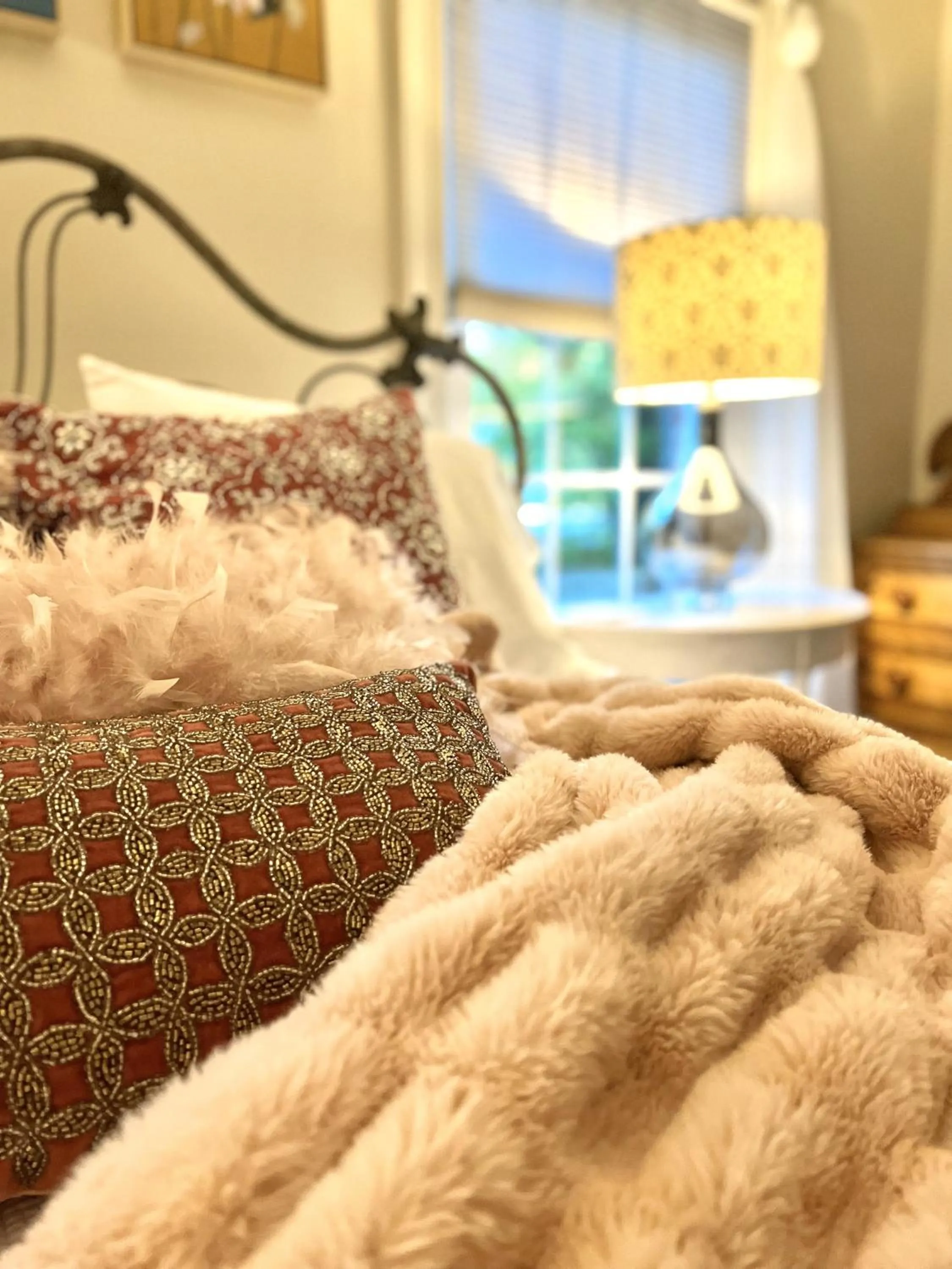 Bedroom, Bed in Colonial Gardens B & B