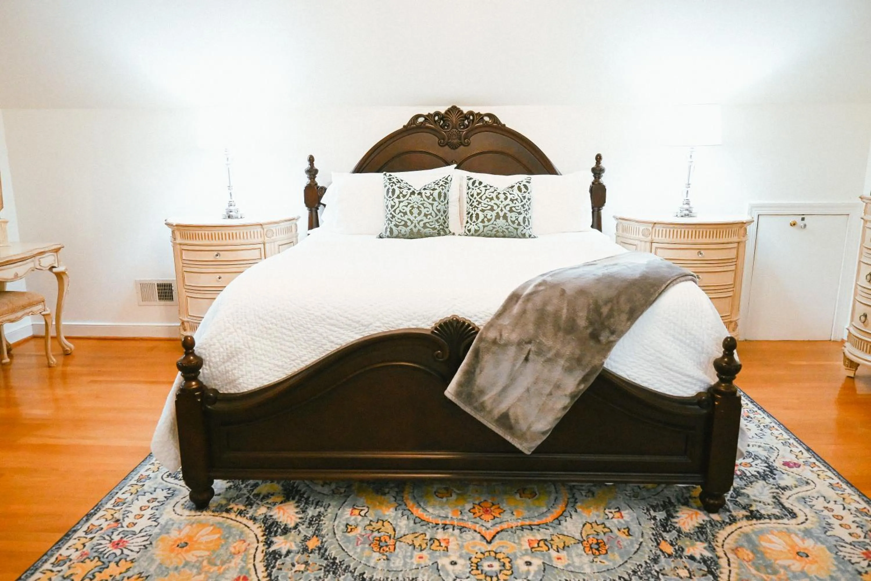 Bedroom, Bed in Colonial Gardens B & B