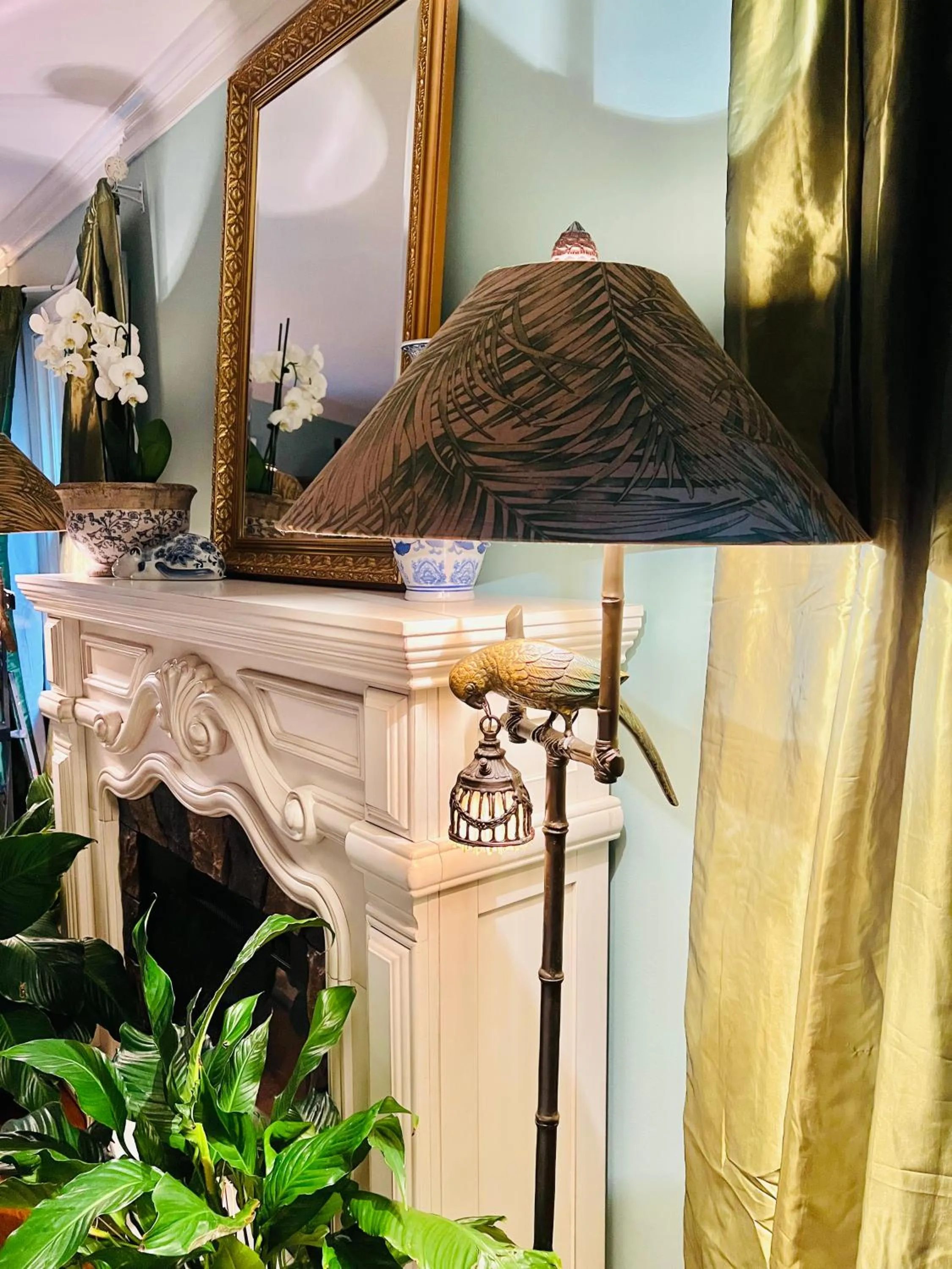 Decorative detail in Colonial Gardens B & B