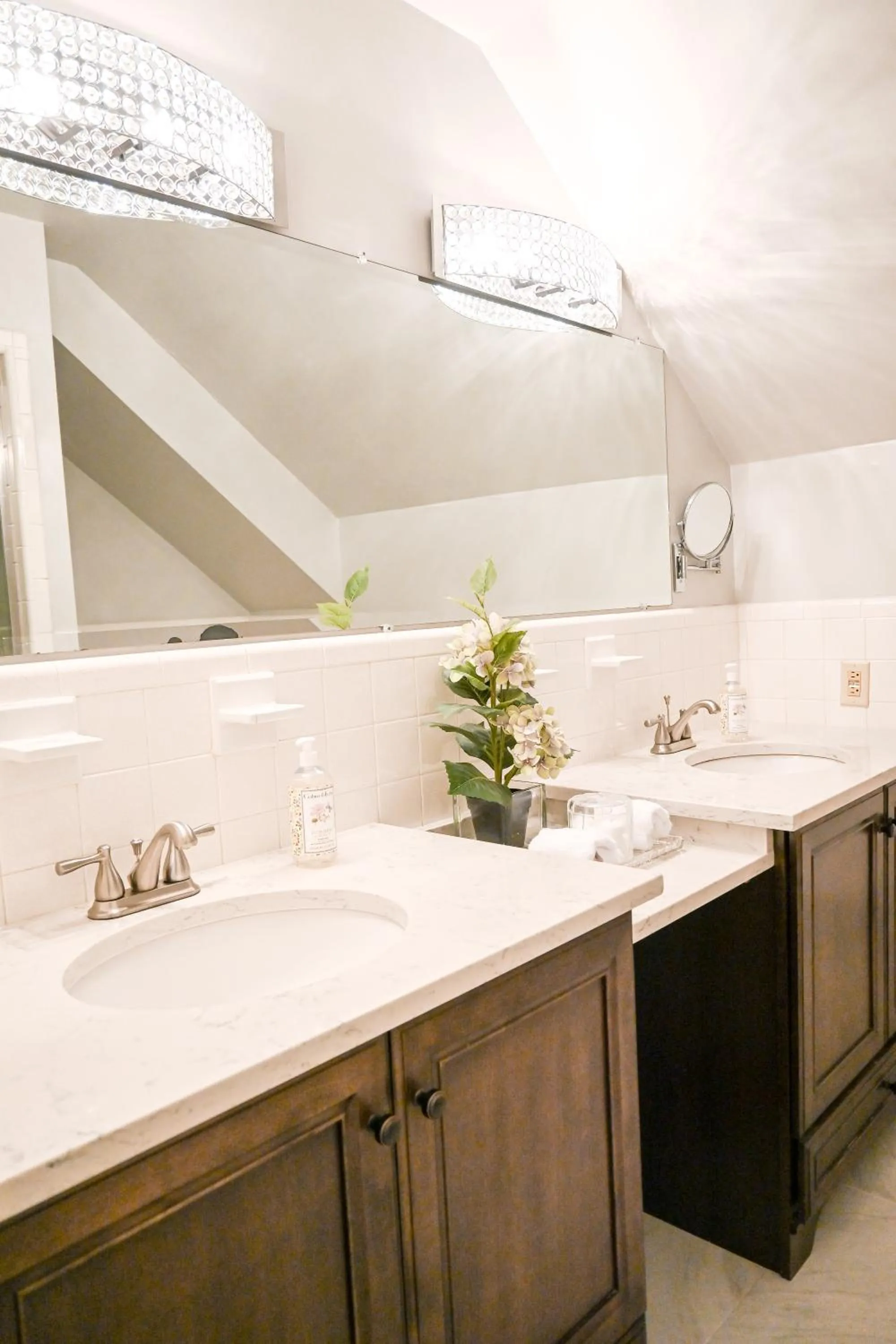 Bathroom in Colonial Gardens B & B