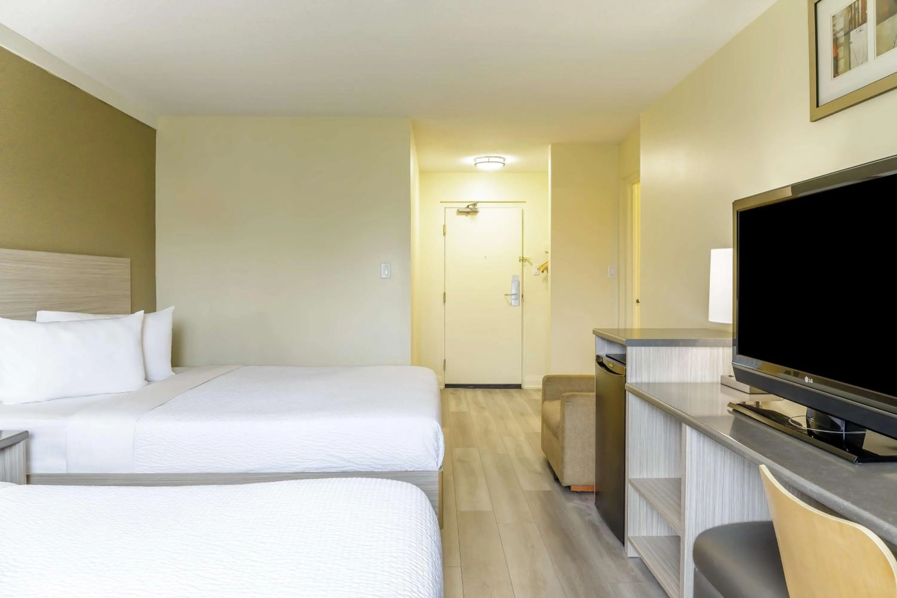 Bedroom, Bed in Motel 6 Niagara Falls, ON Near the Falls