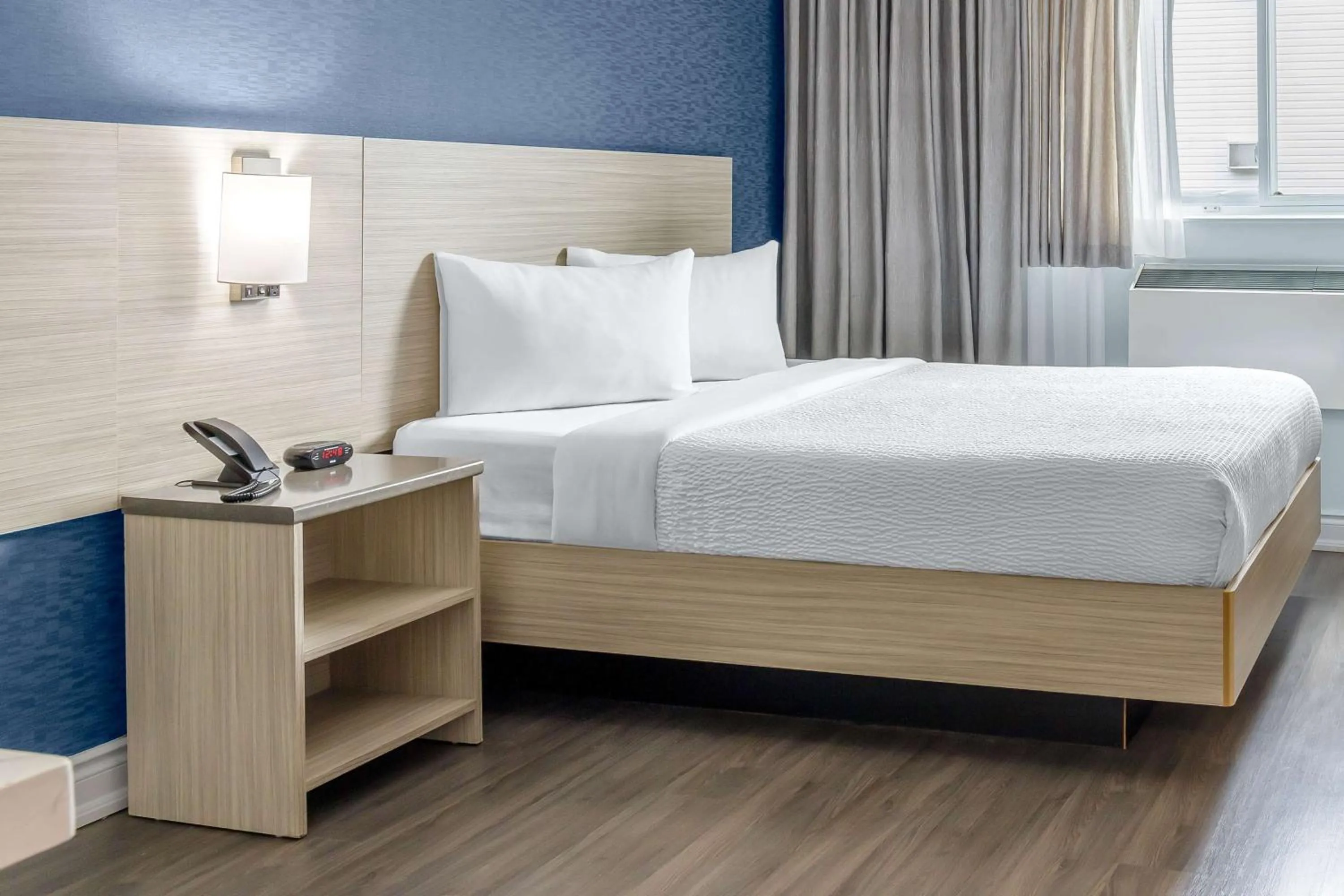 Bedroom, Bed in Motel 6 Niagara Falls, ON Near the Falls