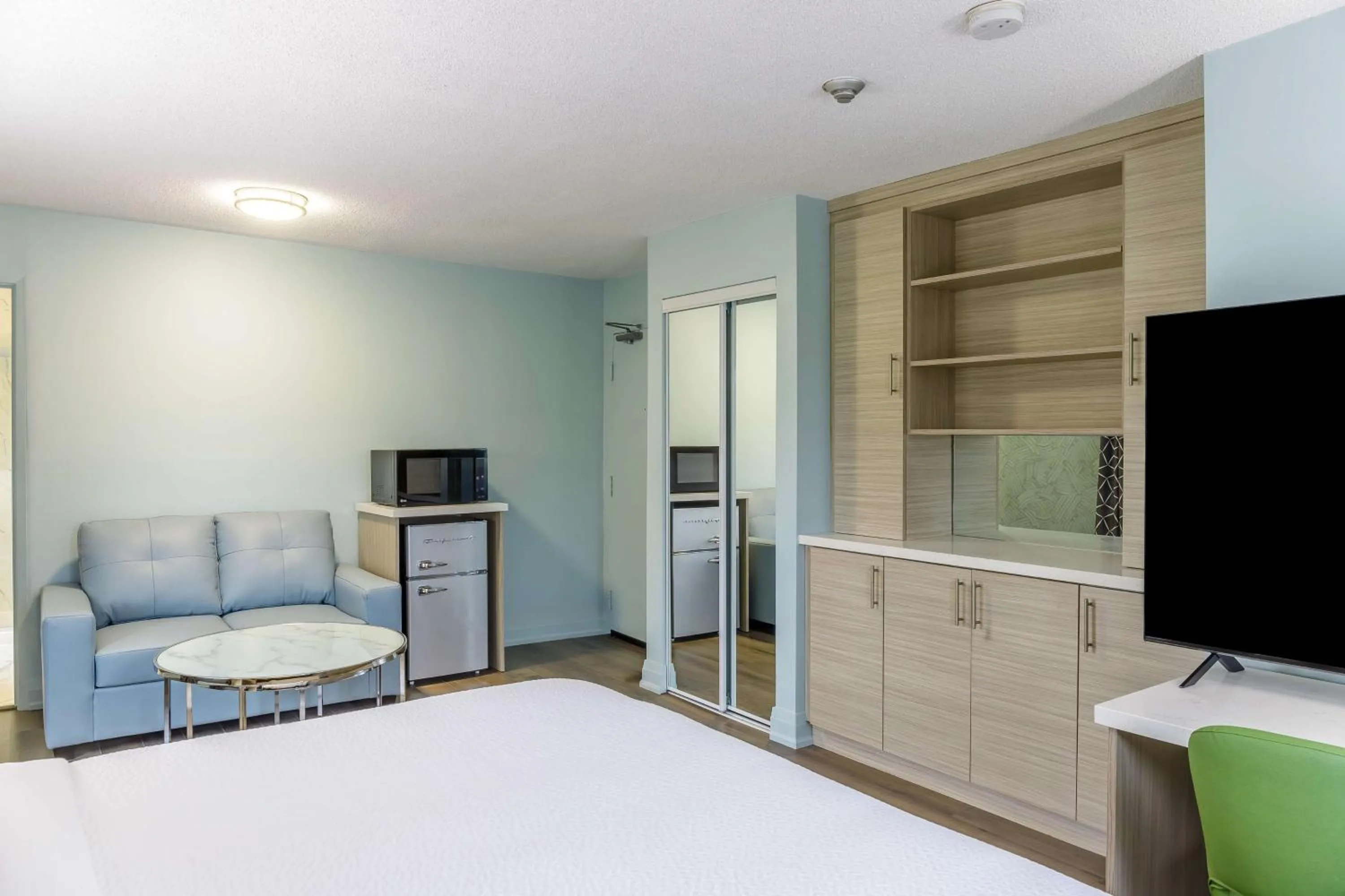 Bedroom, Bed in Motel 6 Niagara Falls, ON Near the Falls