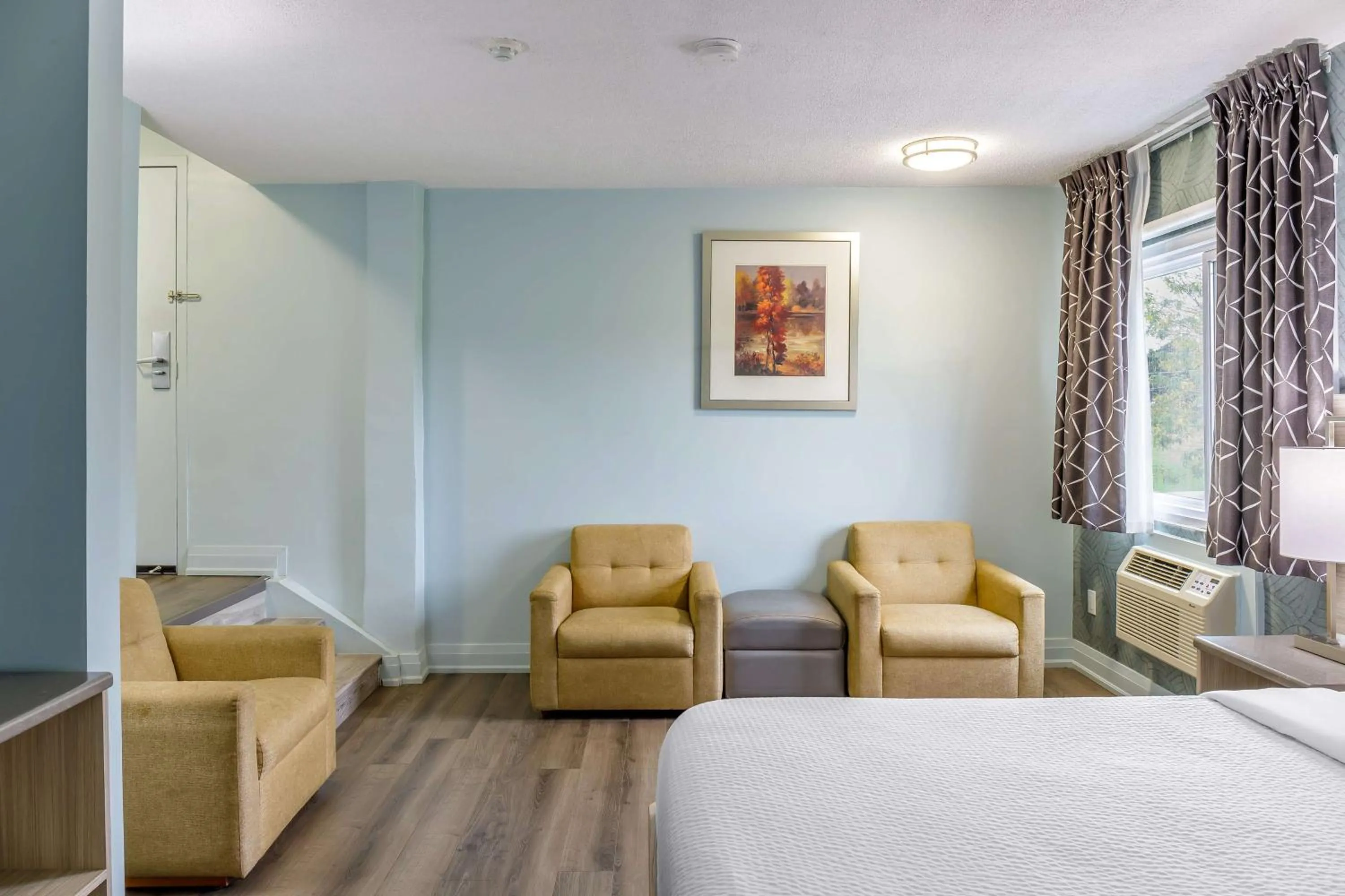 Bedroom, Bed in Motel 6 Niagara Falls, ON Near the Falls