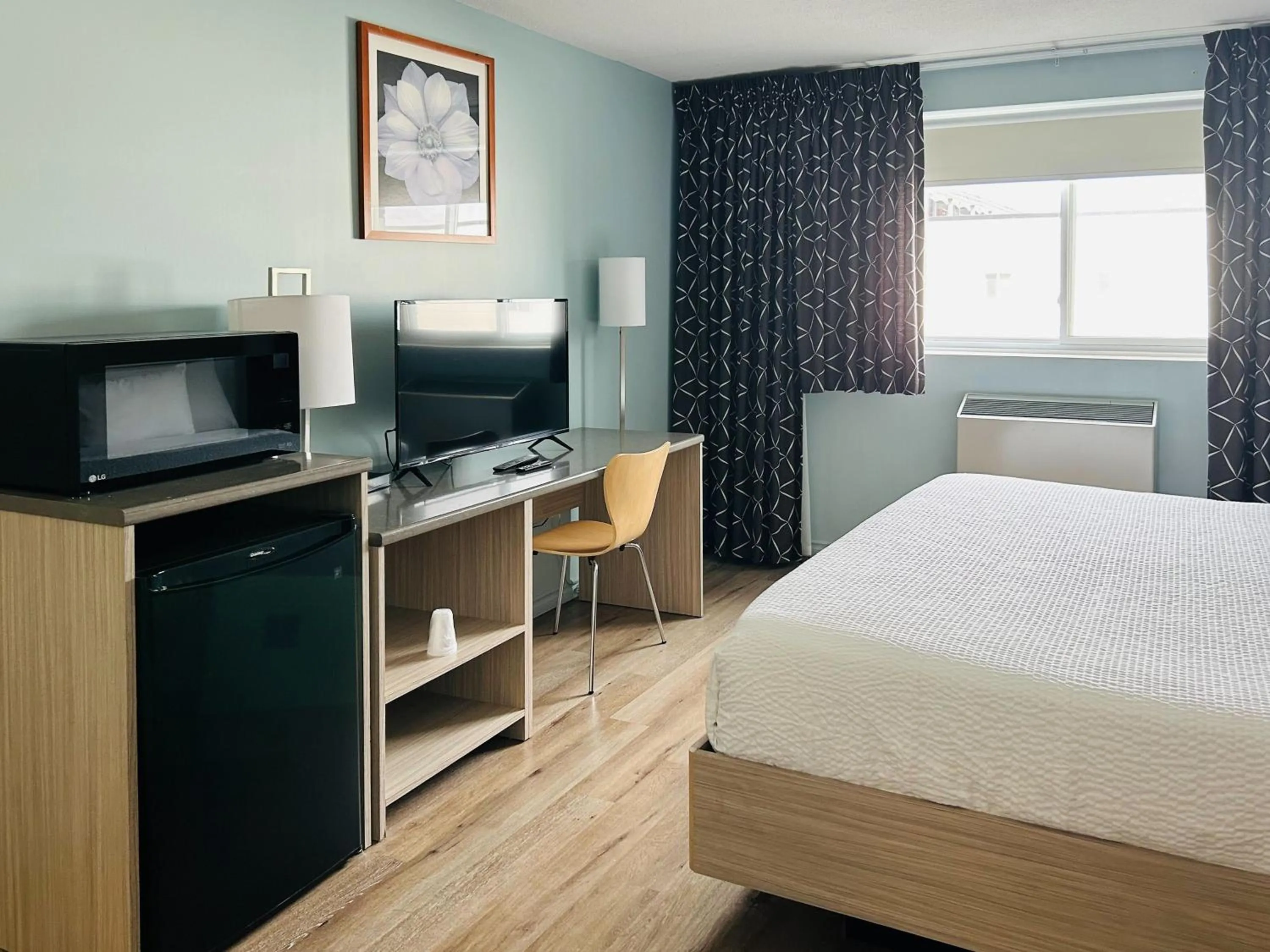 Bedroom, Bed in Motel 6 Niagara Falls, ON Near the Falls