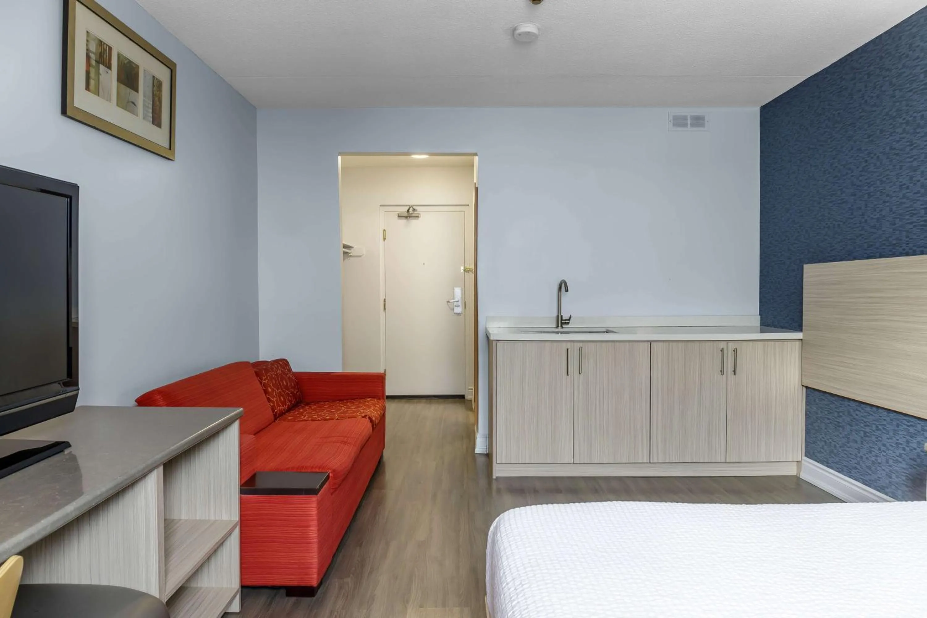 Bedroom, Bed in Motel 6 Niagara Falls, ON Near the Falls