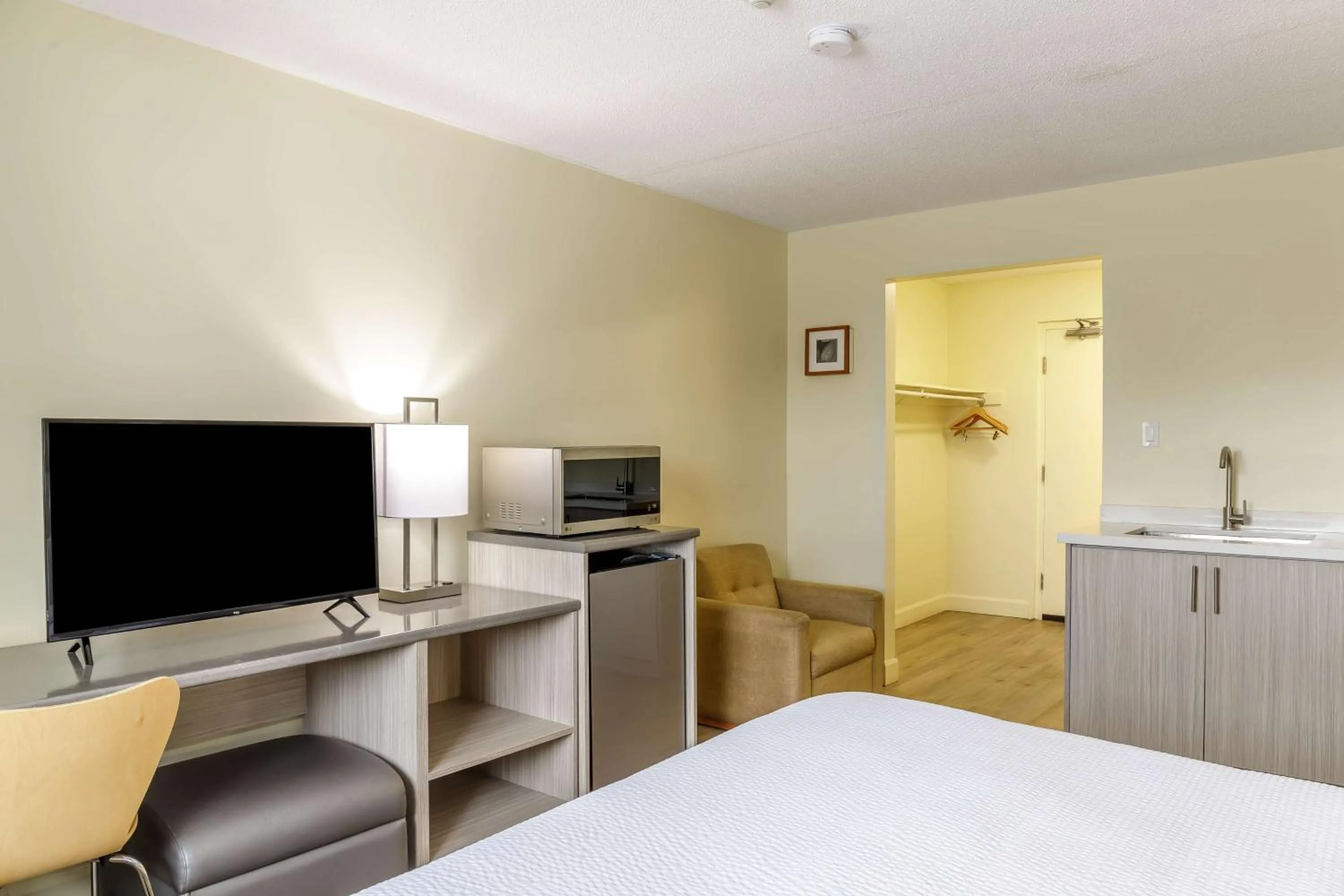 Bedroom, Bed in Motel 6 Niagara Falls, ON Near the Falls