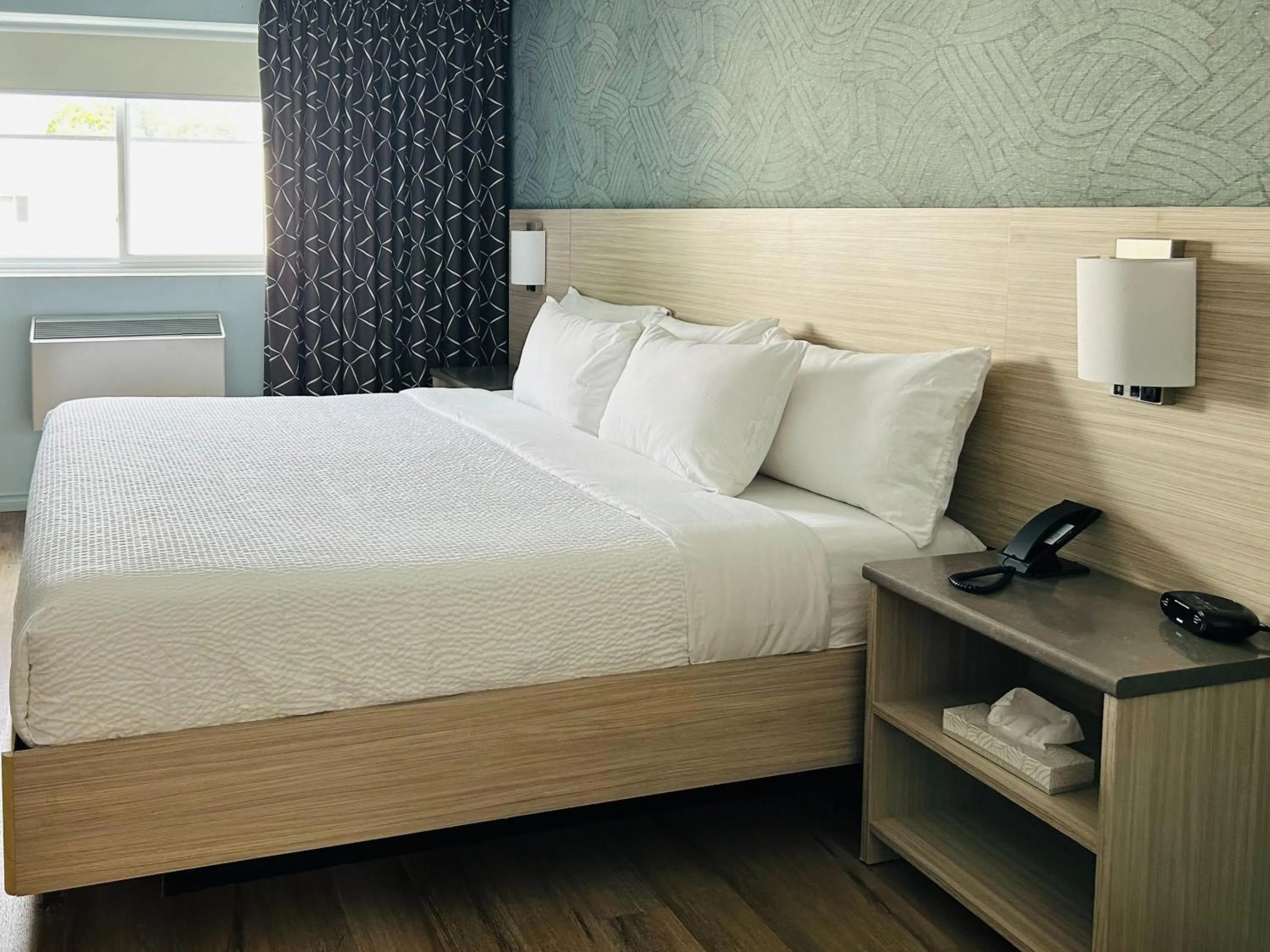 Bedroom, Bed in Motel 6 Niagara Falls, ON Near the Falls