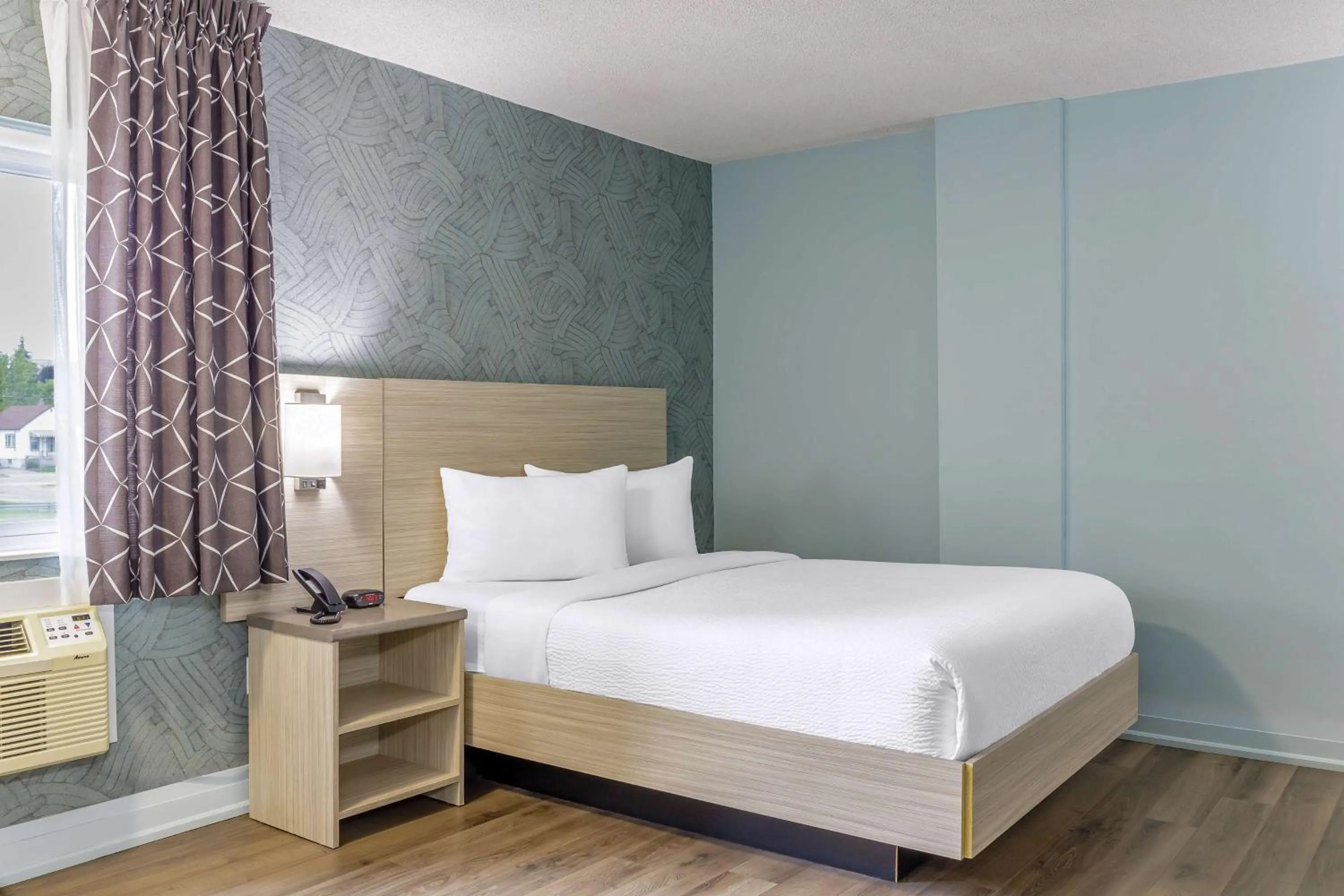 Bedroom, Bed in Motel 6 Niagara Falls, ON Near the Falls