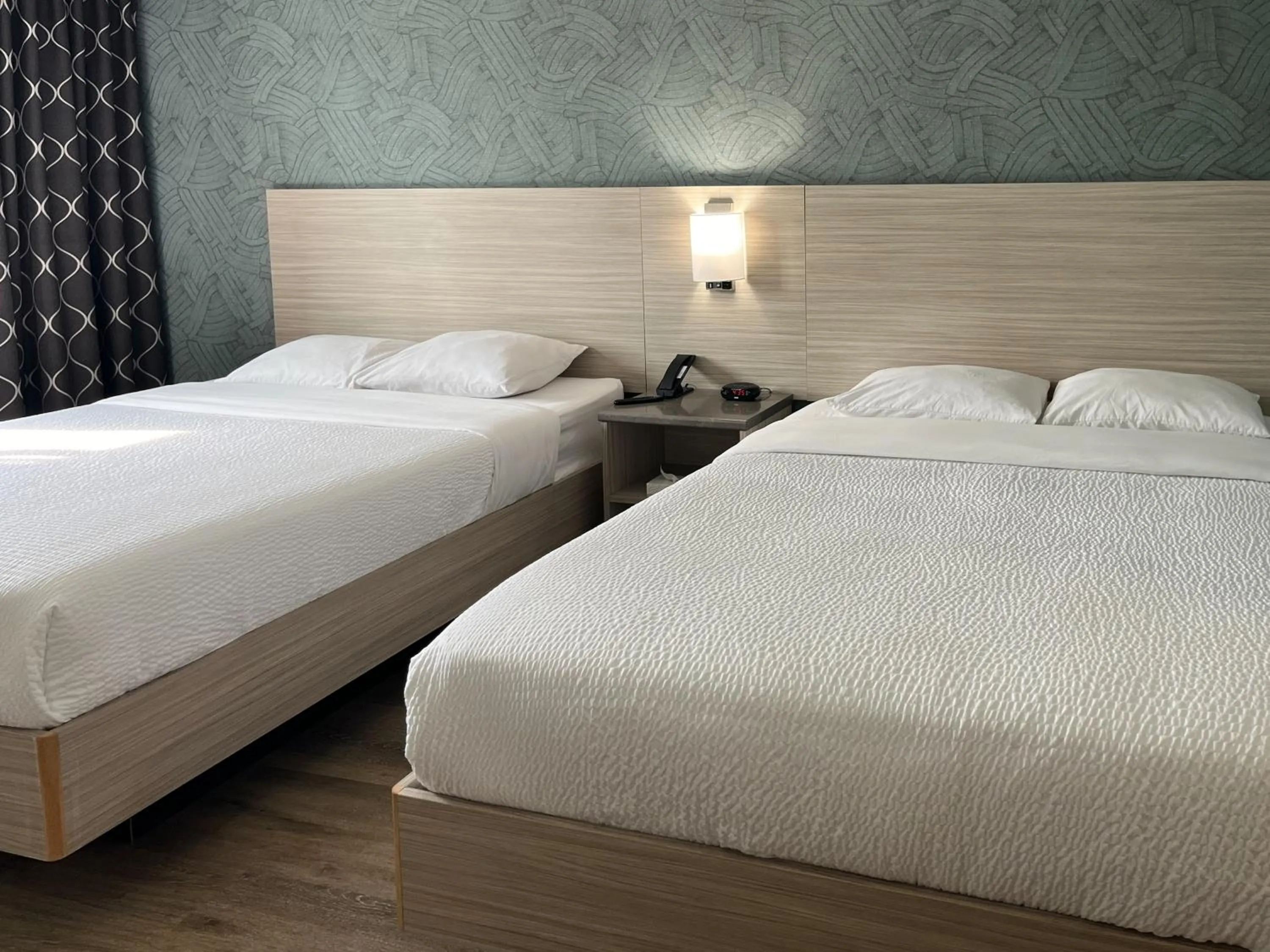 Bedroom, Bed in Motel 6 Niagara Falls, ON Near the Falls