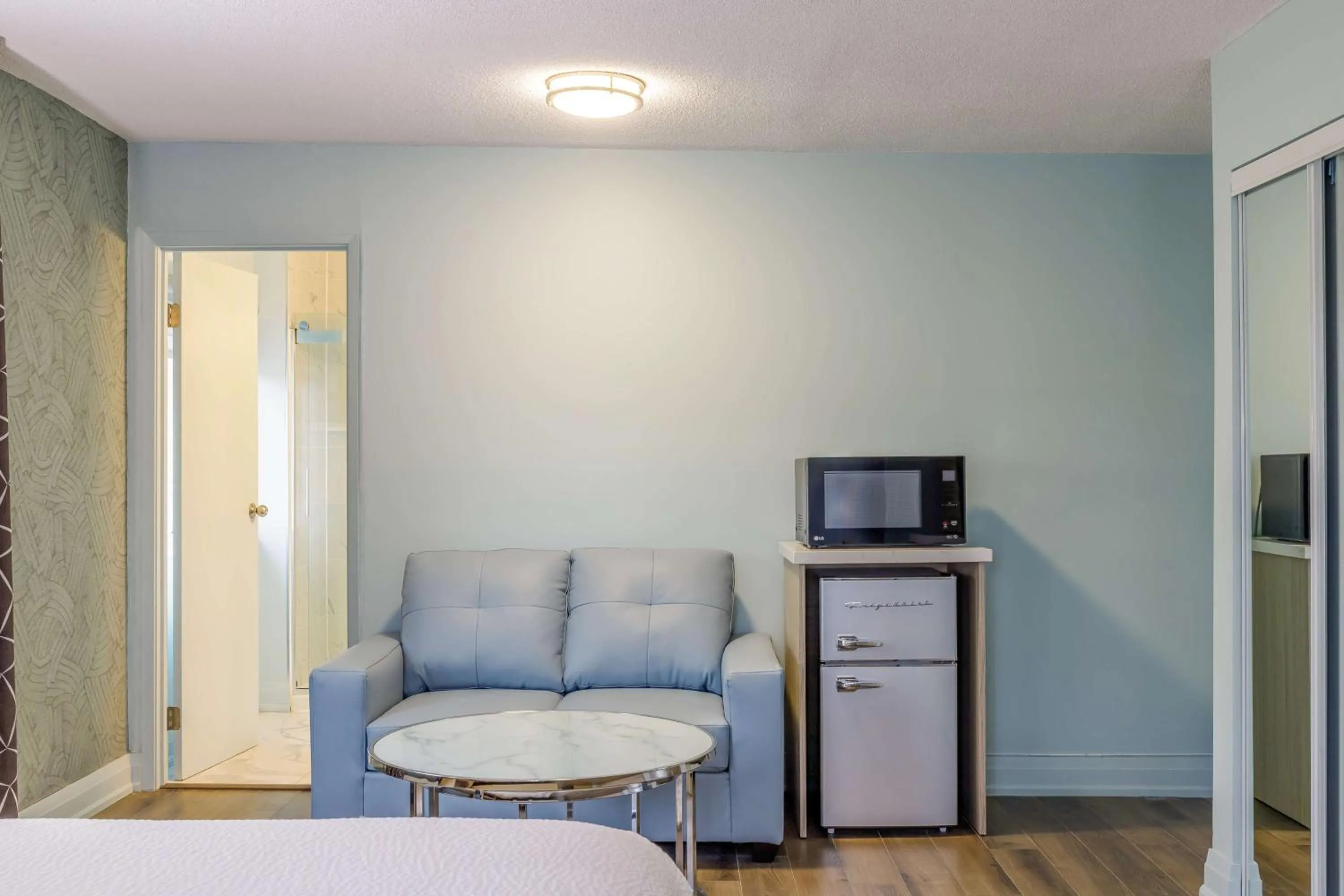 Bedroom in Motel 6 Niagara Falls, ON Near the Falls