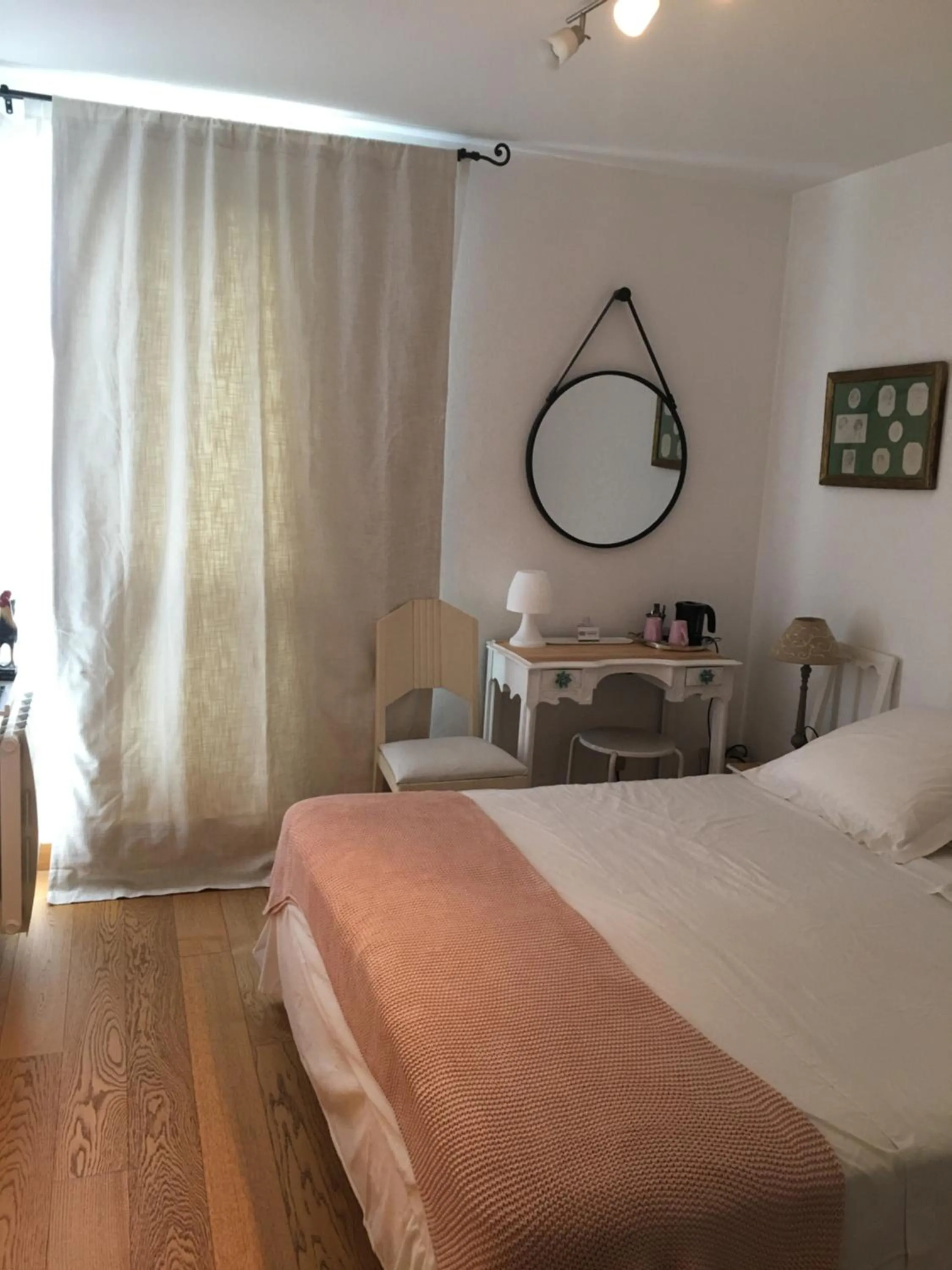 Photo of the whole room, Bed in La Petite Maison