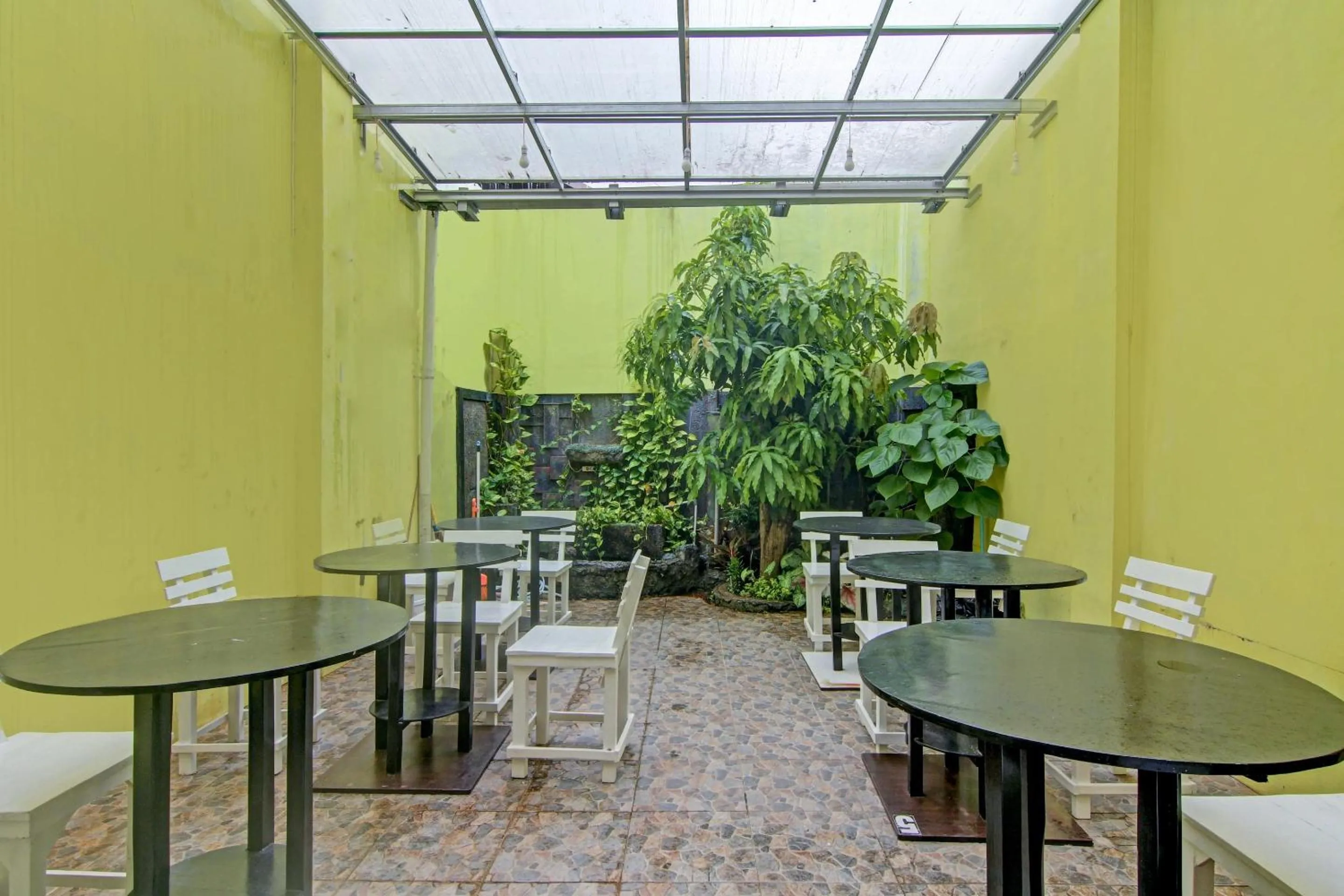 Lobby or reception in OYO 90615 Jojo Homestay