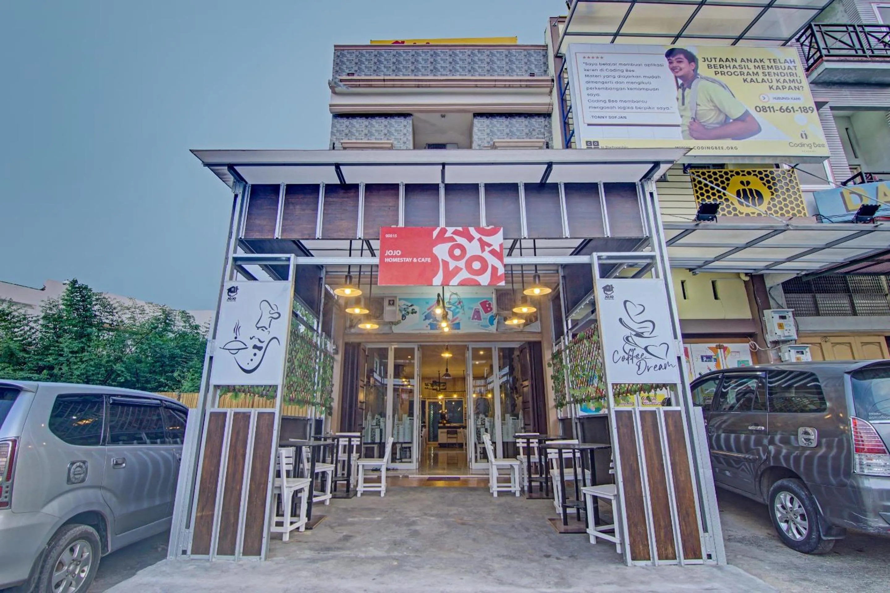 Facade/entrance in OYO 90615 Jojo Homestay