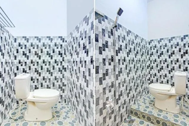 Bathroom in OYO 90615 Jojo Homestay