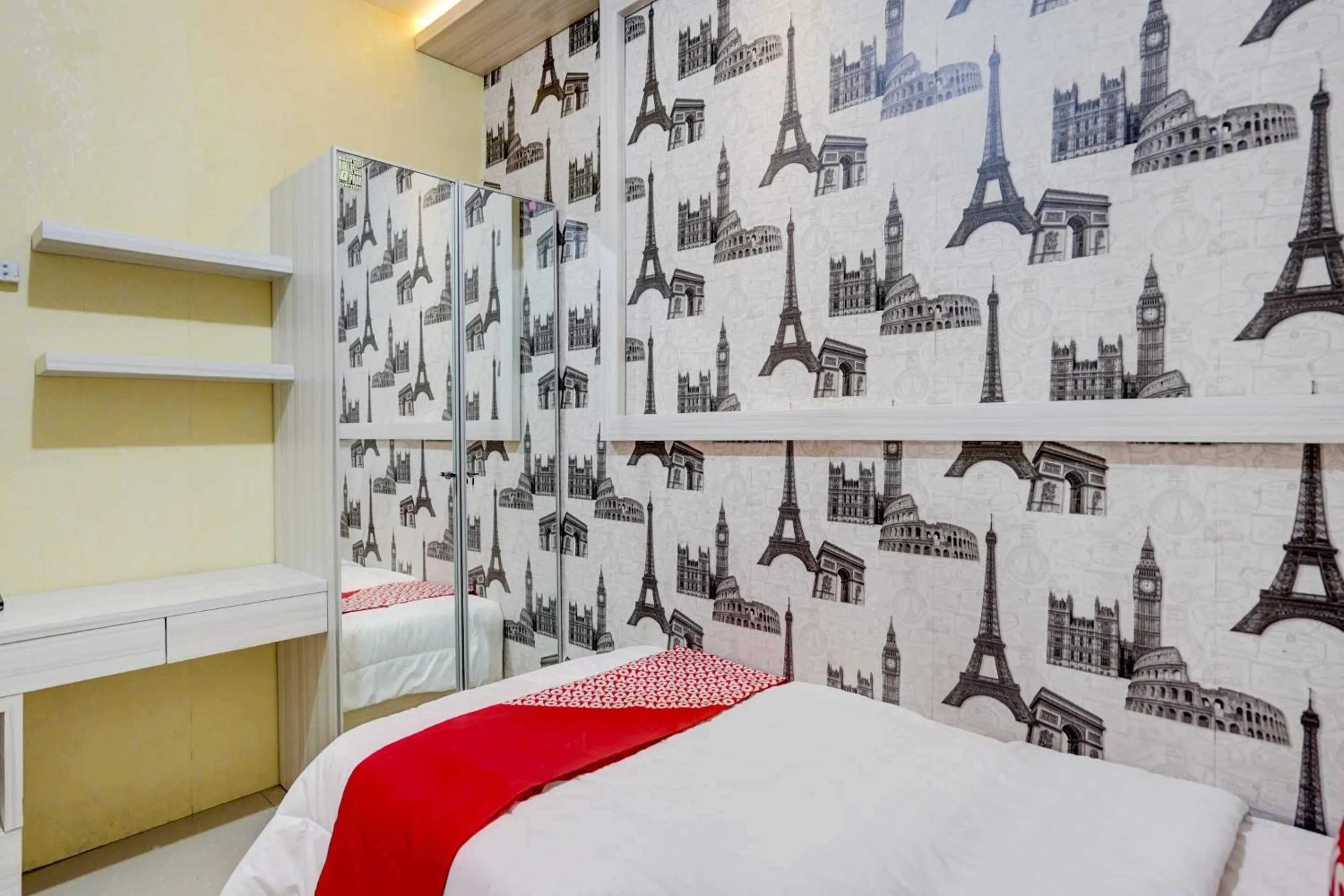 Bedroom, Bed in OYO Life 90606 Glass House Citraland Syariah