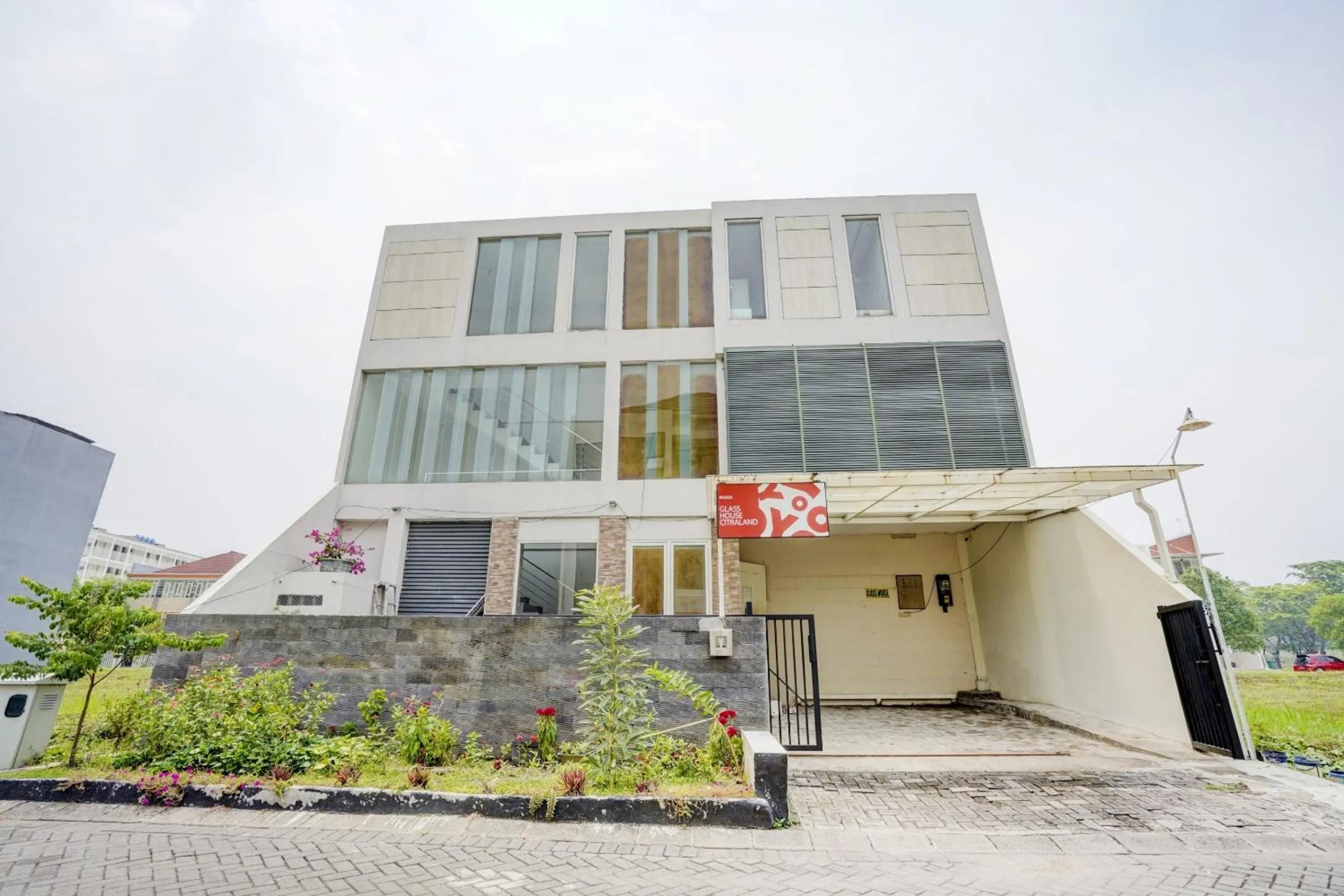 Facade/entrance in OYO Life 90606 Glass House Citraland Syariah