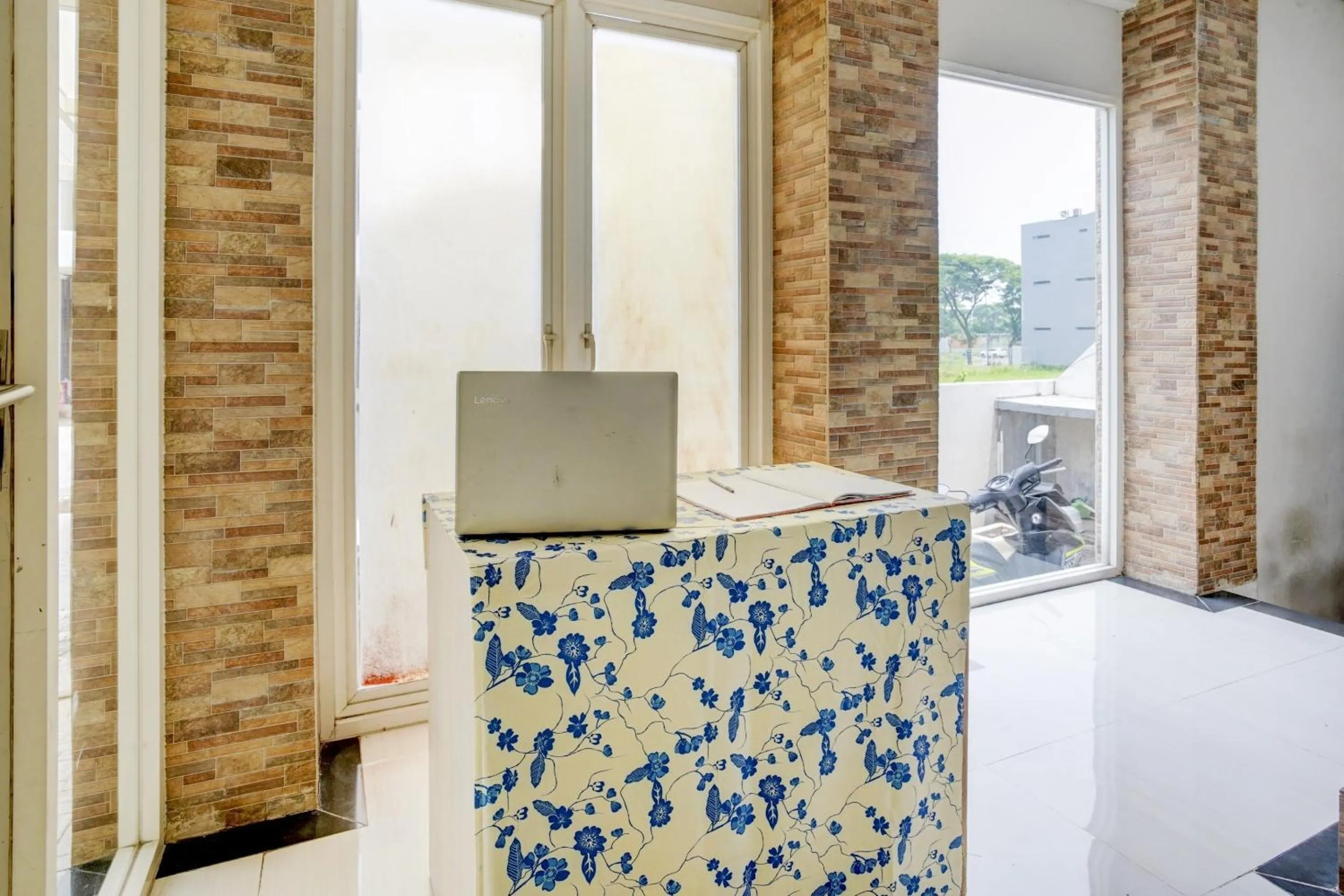 Lobby or reception in OYO Life 90606 Glass House Citraland Syariah