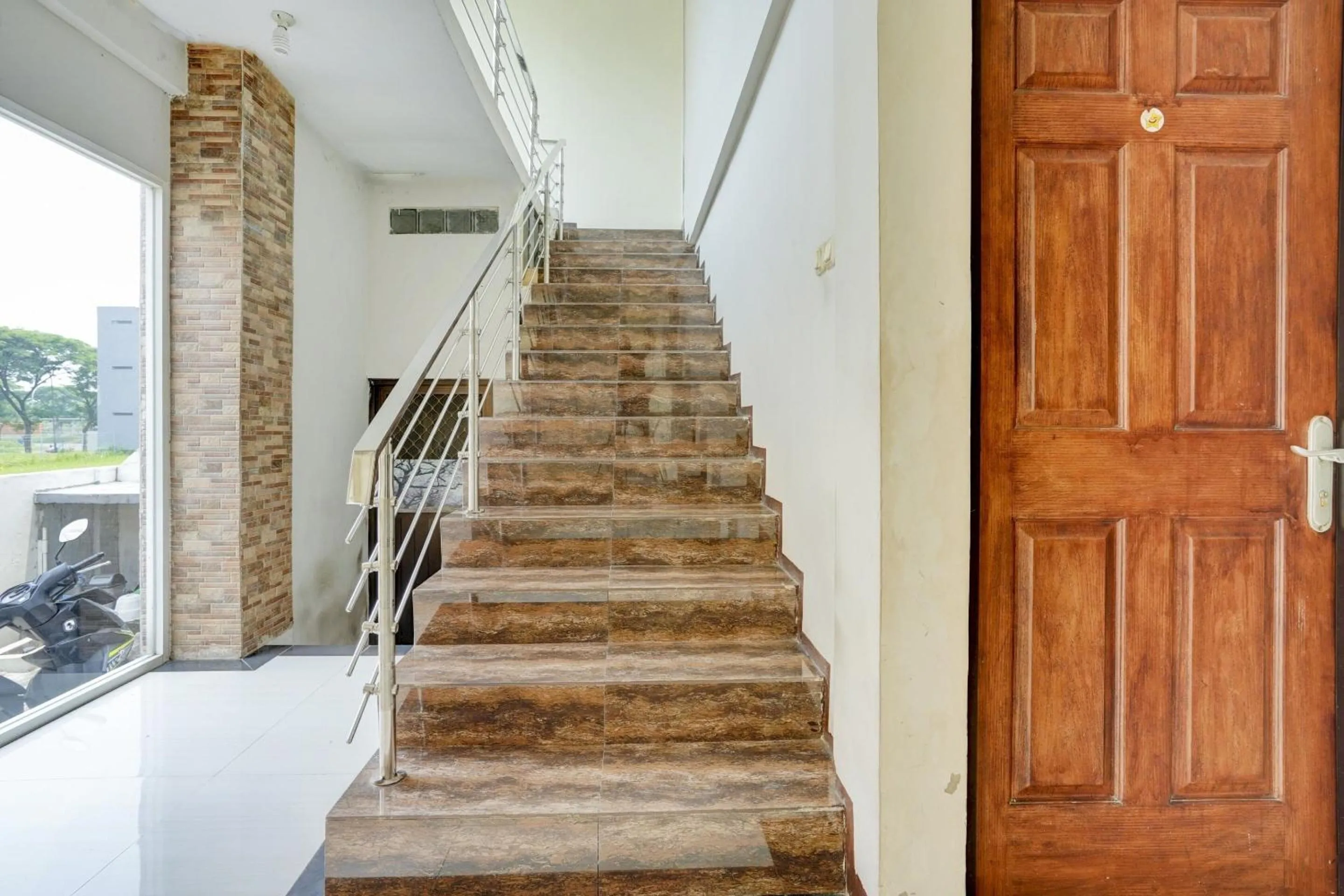 Lobby or reception in OYO Life 90606 Glass House Citraland Syariah