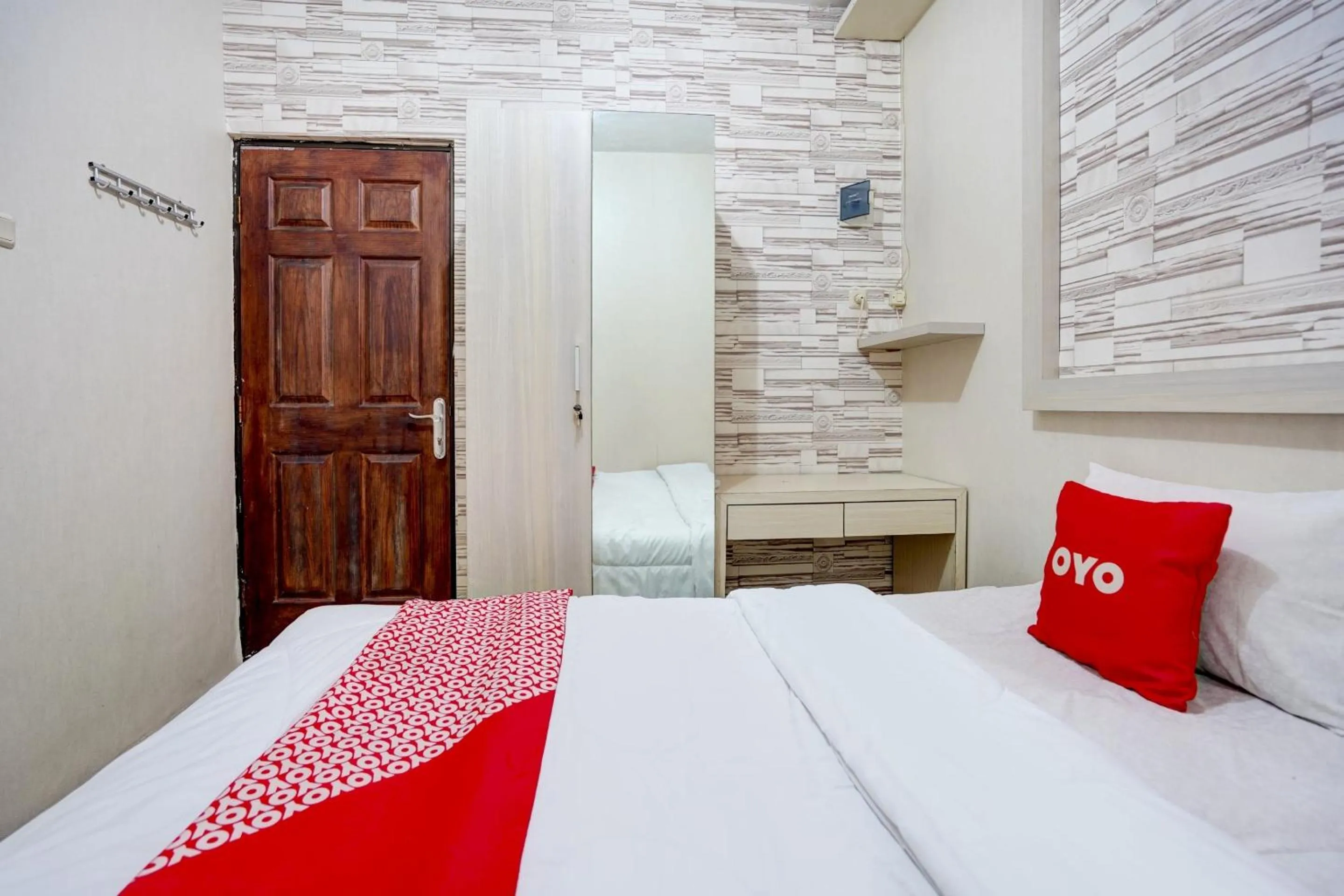 Bedroom, Bed in OYO Life 90606 Glass House Citraland Syariah