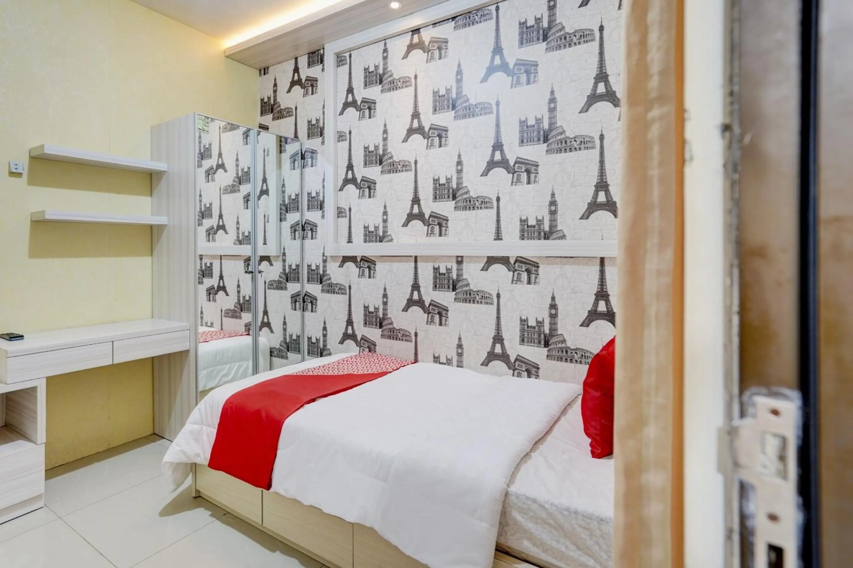 Bedroom, Bed in OYO Life 90606 Glass House Citraland Syariah