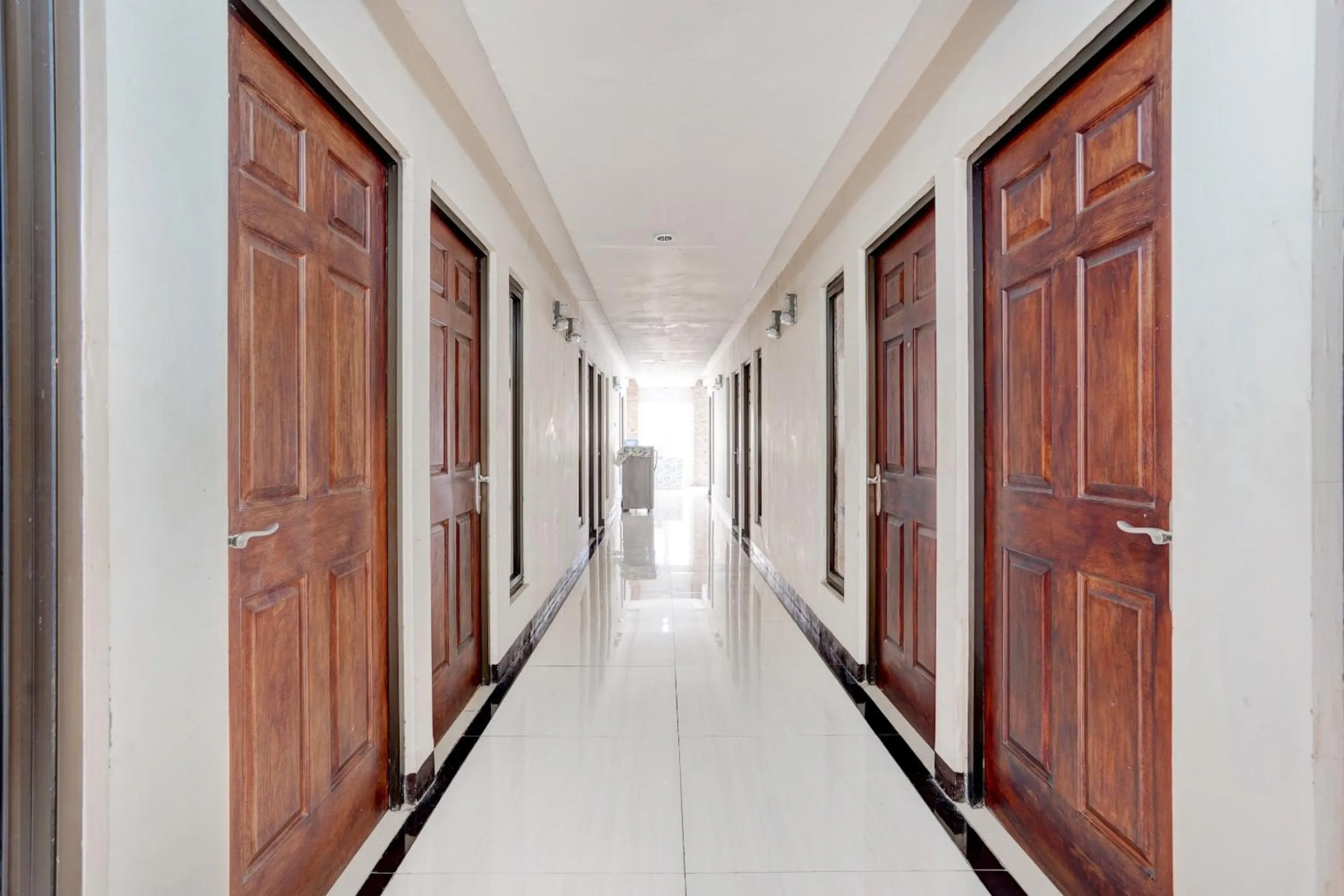 Lobby or reception in OYO Life 90606 Glass House Citraland Syariah