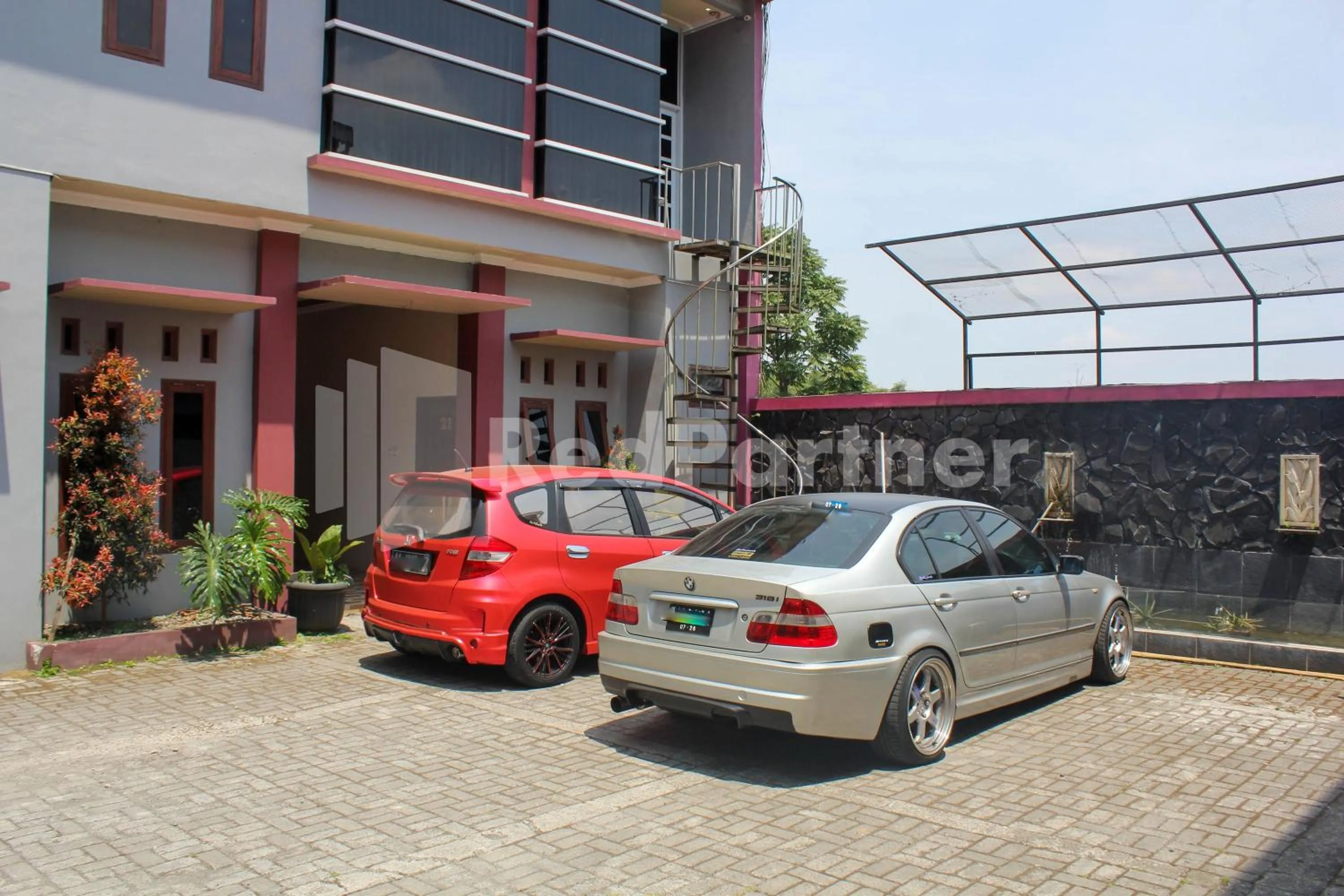 Parking in Hotel Baby Angel Dieng Mitra RedDoorz