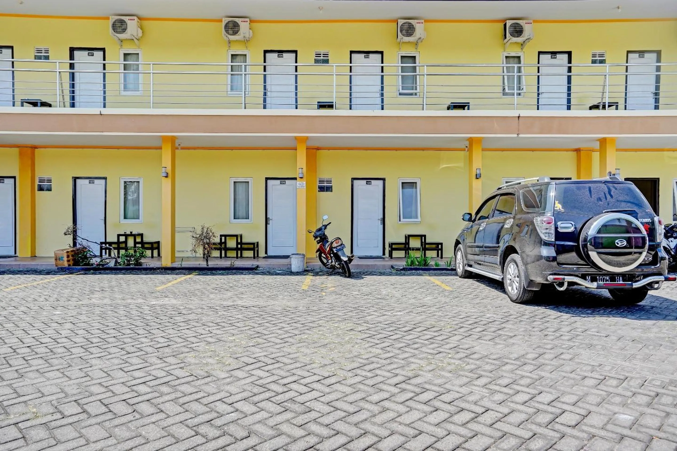 Facade/entrance in OYO 90622 Hotel Galaksi