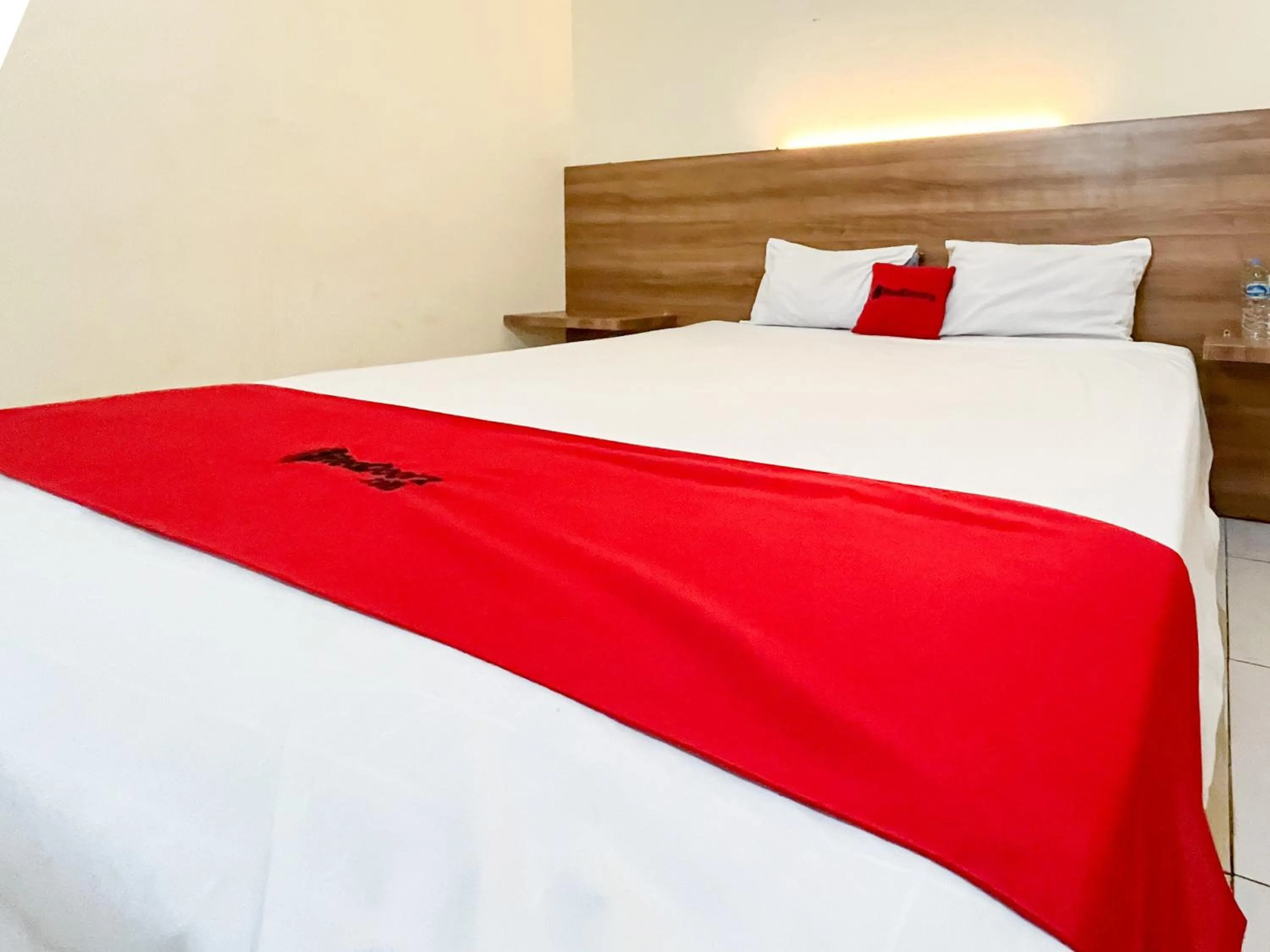 Bedroom, Bed in RedDoorz at Hotel Mutiara Ponorogo
