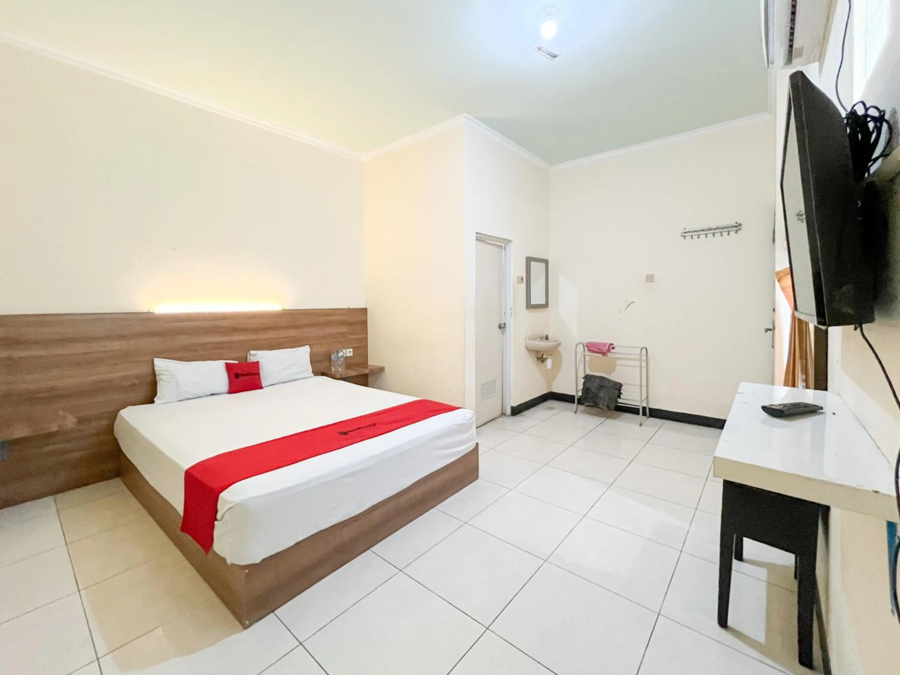 Bedroom, Bed in RedDoorz at Hotel Mutiara Ponorogo
