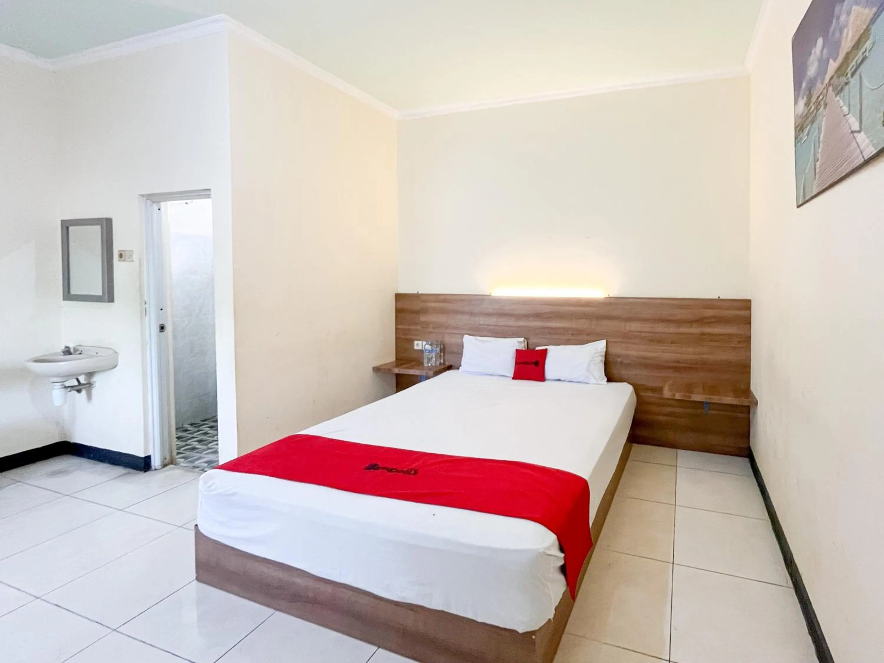 Bathroom, Bed in RedDoorz at Hotel Mutiara Ponorogo