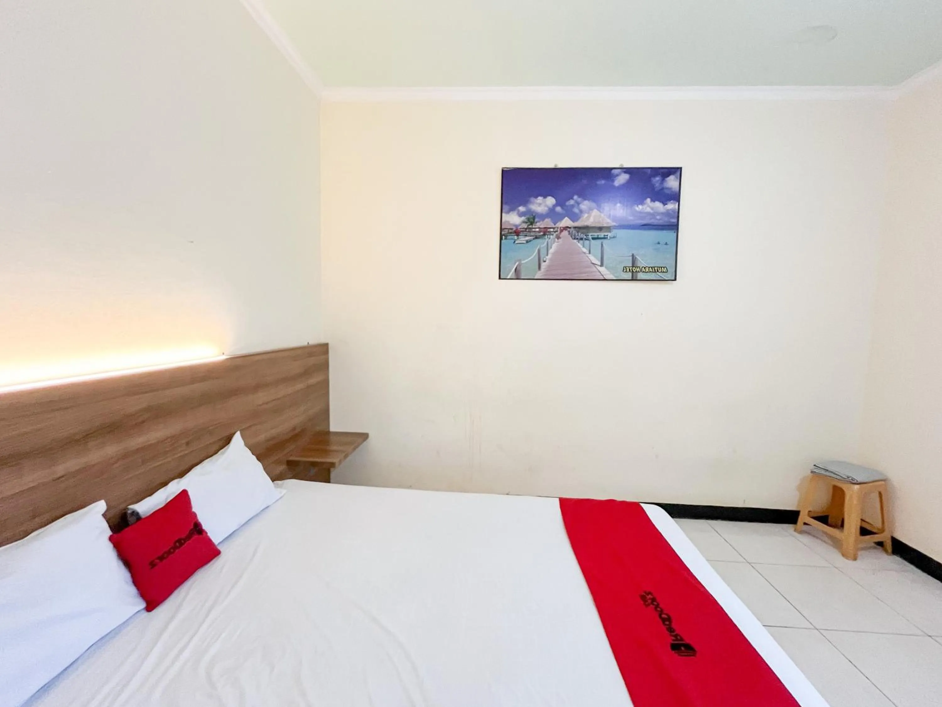 Bedroom, Bed in RedDoorz at Hotel Mutiara Ponorogo