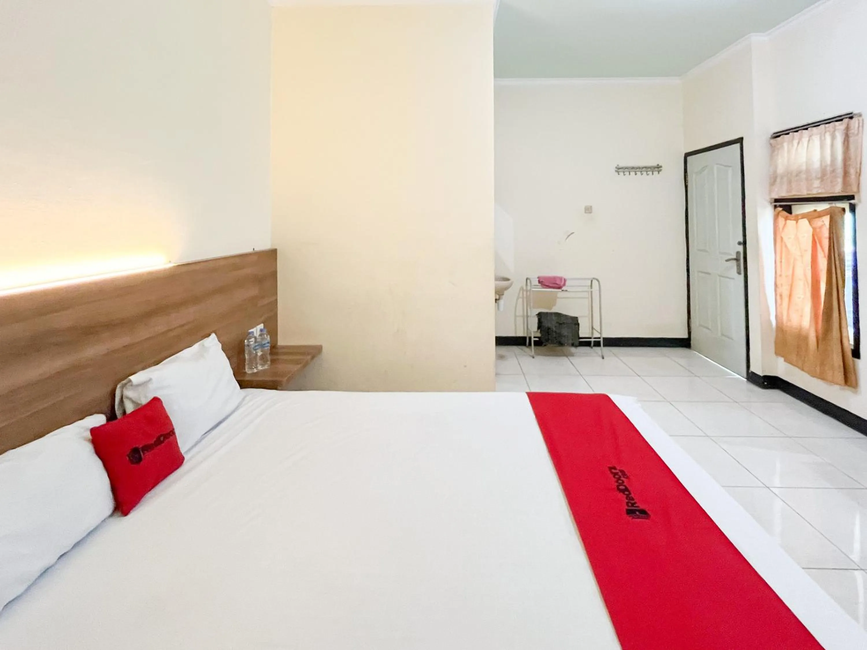 Bedroom, Bed in RedDoorz at Hotel Mutiara Ponorogo