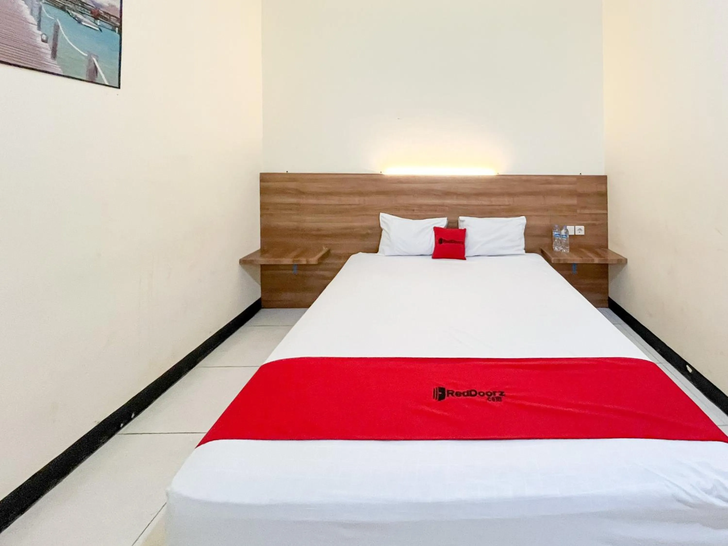 Bedroom, Bed in RedDoorz at Hotel Mutiara Ponorogo
